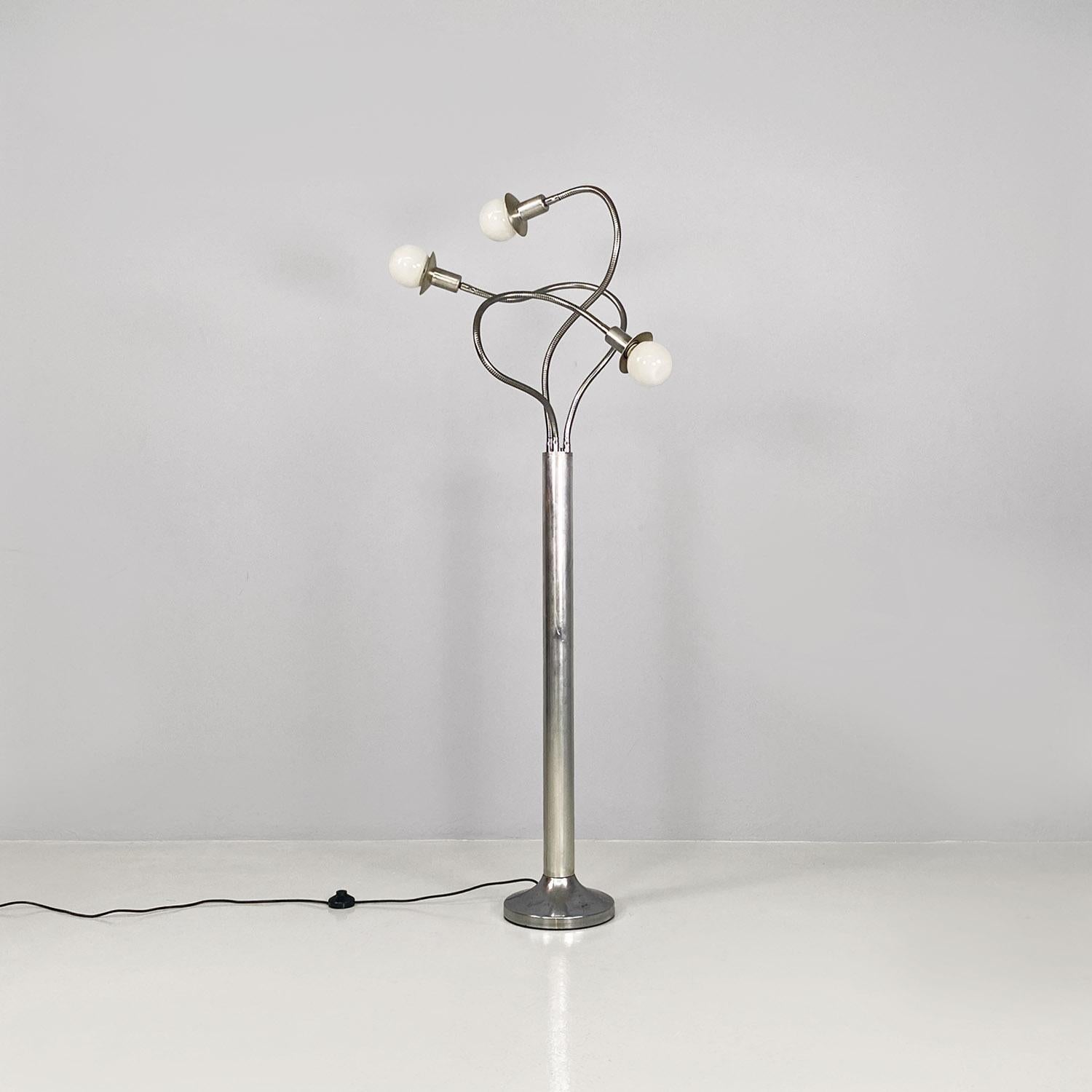 Italian space age chromed steel floor lamp with three directional arms, 1970s.
Floor lamp with structure entirely in chromed steel with three curved and directional arms, with round base and supports for E27 bulbs.
1970 approx.
Good general
