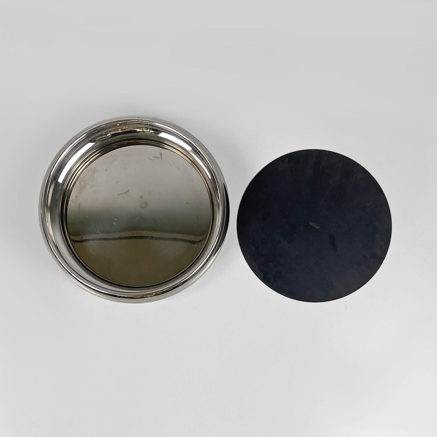 Plateau ou centre de table en acier chromé de l'ère spatiale italienne, série Sphera par Sambonet, années 1970.
Plateau de forme ronde et souple, en acier inoxydable chromé. Peut également être utilisé comme centre de table ou comme coupe de