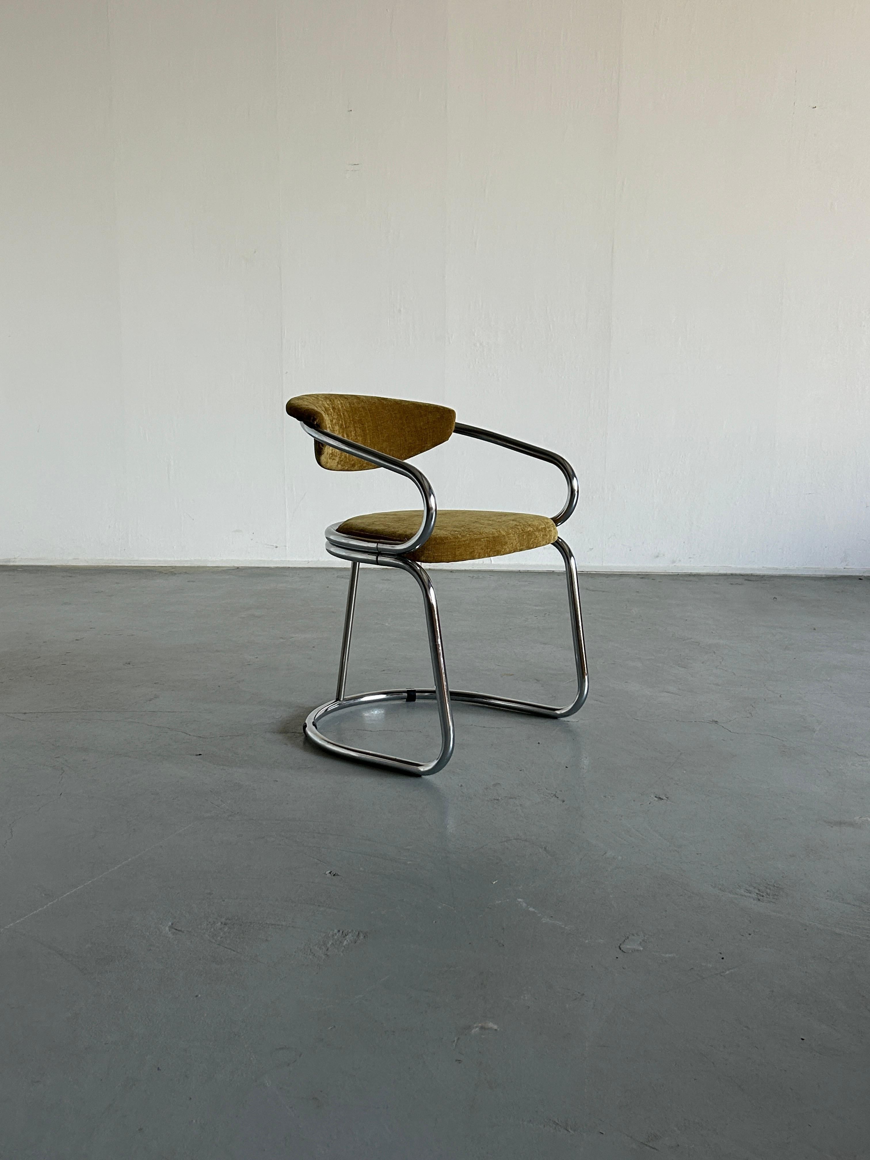 Italian Space Age cantilever chair, tubular chrome steel, upholstered seat and backrest.
Unknown Italian production of the late 1980s.
Reupholstered.

Well preserved with smaller expected signs of age, as indicated in the photos.

Width: 58 cm /