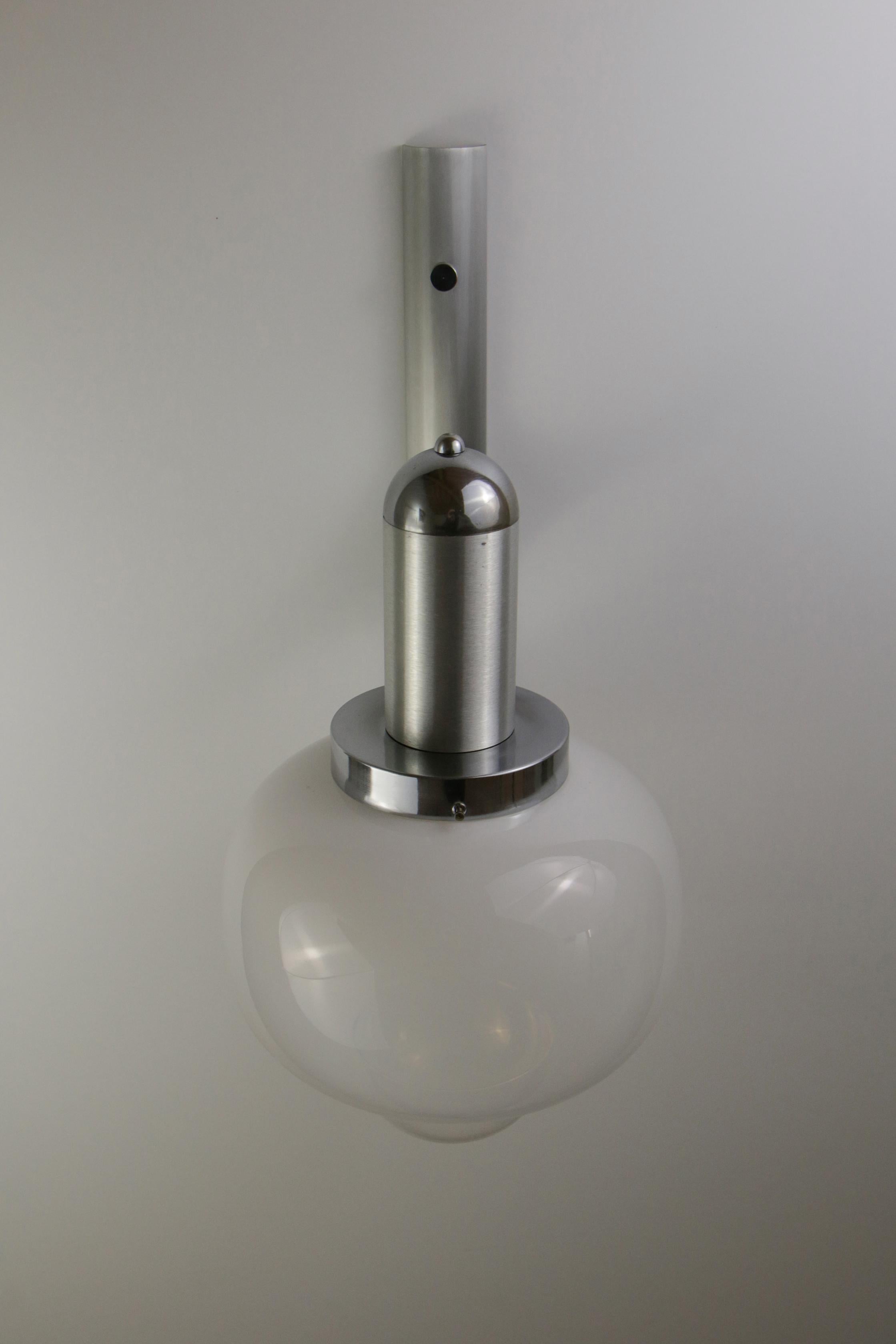 Italian Space Age Chromed Wall Milk Murano Glass Lamp by Gaetano Sciolari, 1960s In Good Condition For Sale In Traversetolo, IT