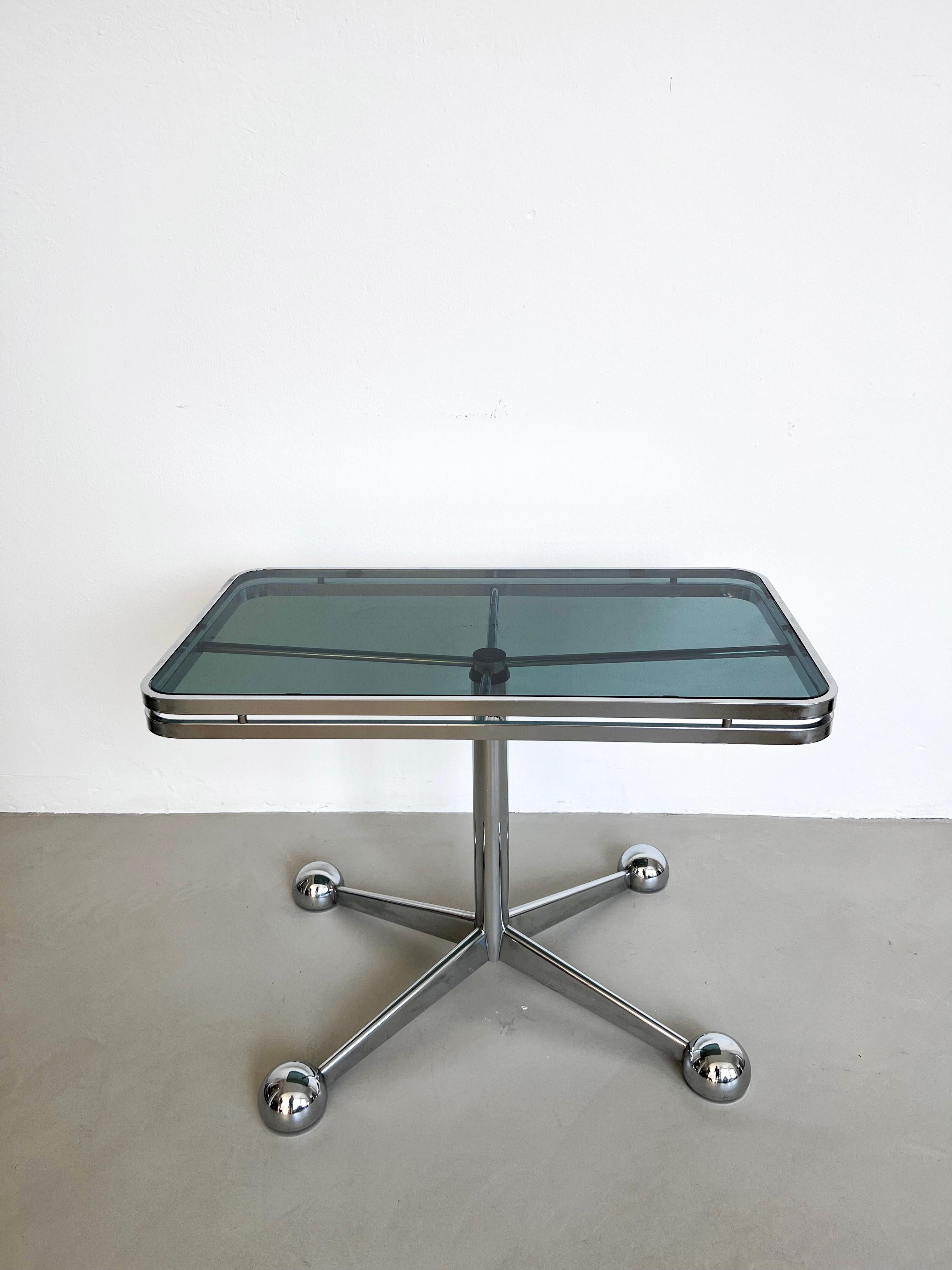 Ère spatiale Table basse/table de salle à manger italienne de l'ère spatiale, verre fumé, métal chromé, télescopique