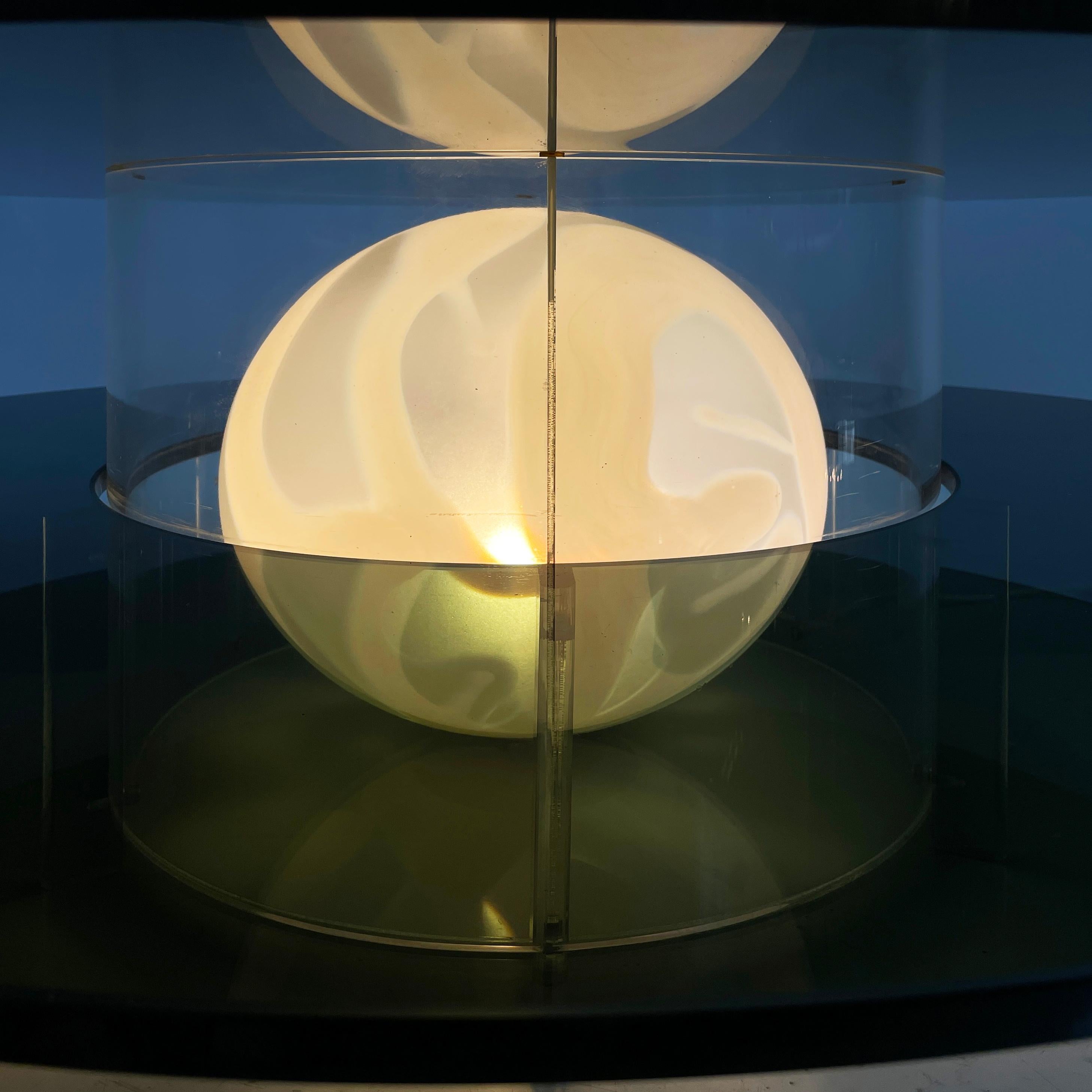 Italienischer Couchtisch aus Rauchglas und Plexiglas im Raumzeitalter mit Lampe, 1970er Jahre im Angebot 10