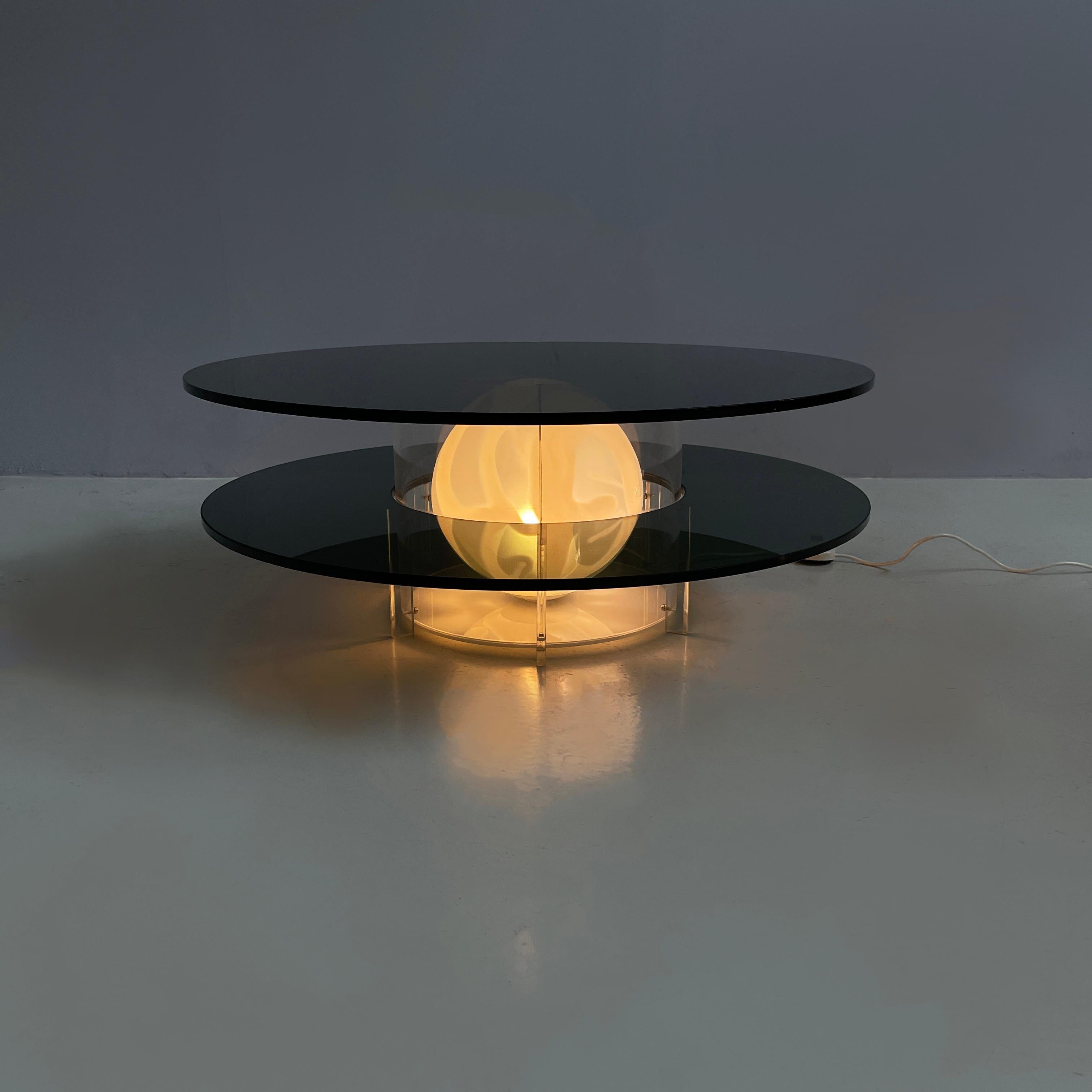 Italienischer Couchtisch aus Rauchglas und Plexiglas im Raumzeitalter mit Lampe, 1970er Jahre (Space Age) im Angebot