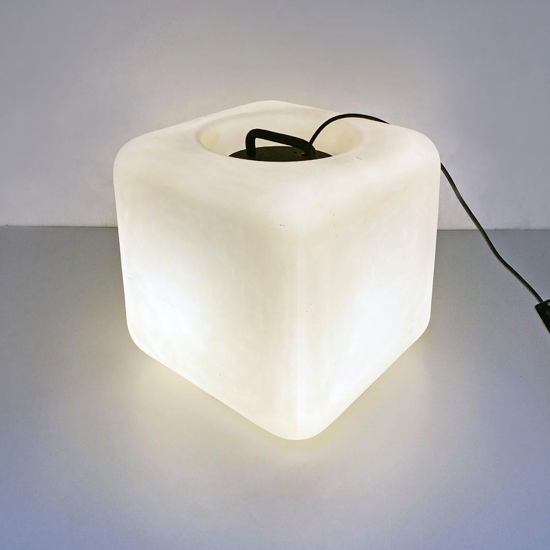 Italian space age cubic opaline glass and metal floor or table lamp by Giorgio De Ferrari for VeArt, 1970s.
Cubic-shaped floor or table lamp with rounded corners, in opaline glass with matte finish and central metal closure. Handle placed in the