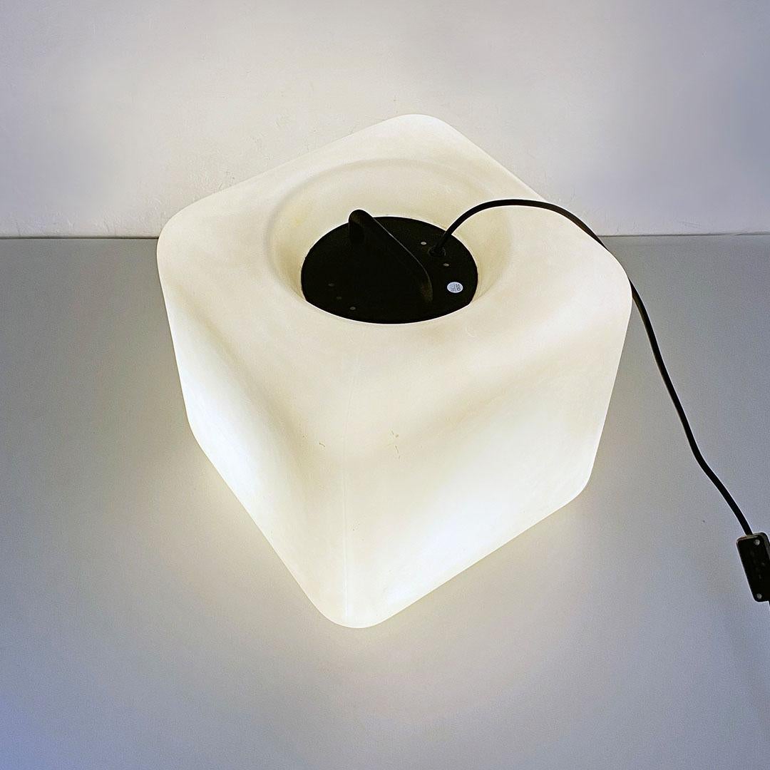 Italian Space Age Cubic Opaline Glass Lamp by Giorgio De Ferrari for VeArt 1970s In Good Condition For Sale In MIlano, IT