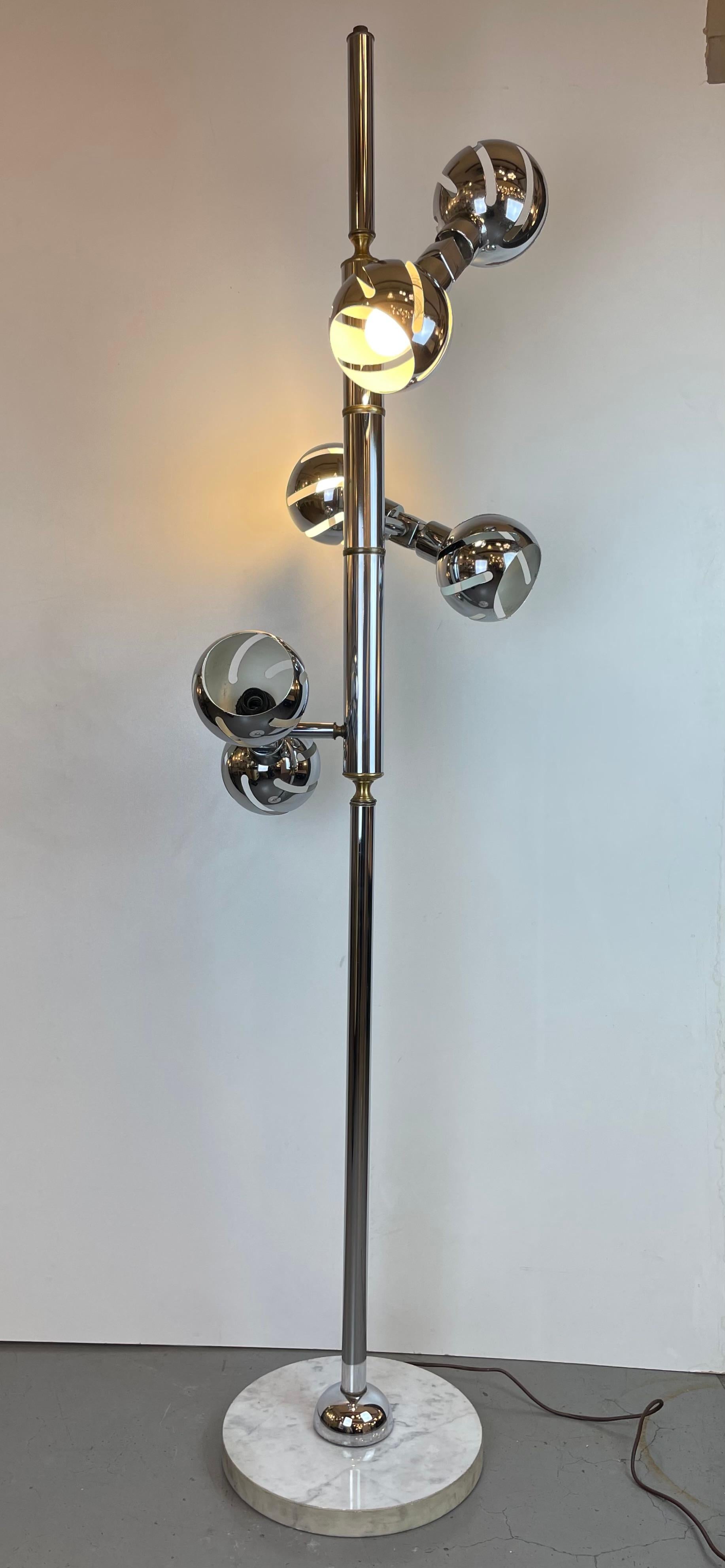 Lampadaire italien NO AGE à six branches en chrome, laiton et marbre, conçu en Italie dans les années 1970.
-
Lampadaire italien à six Branch de l'ère spatiale, réalisé en chrome, laiton et marbre, conçu en Italie dans les années 1970.


Origine :