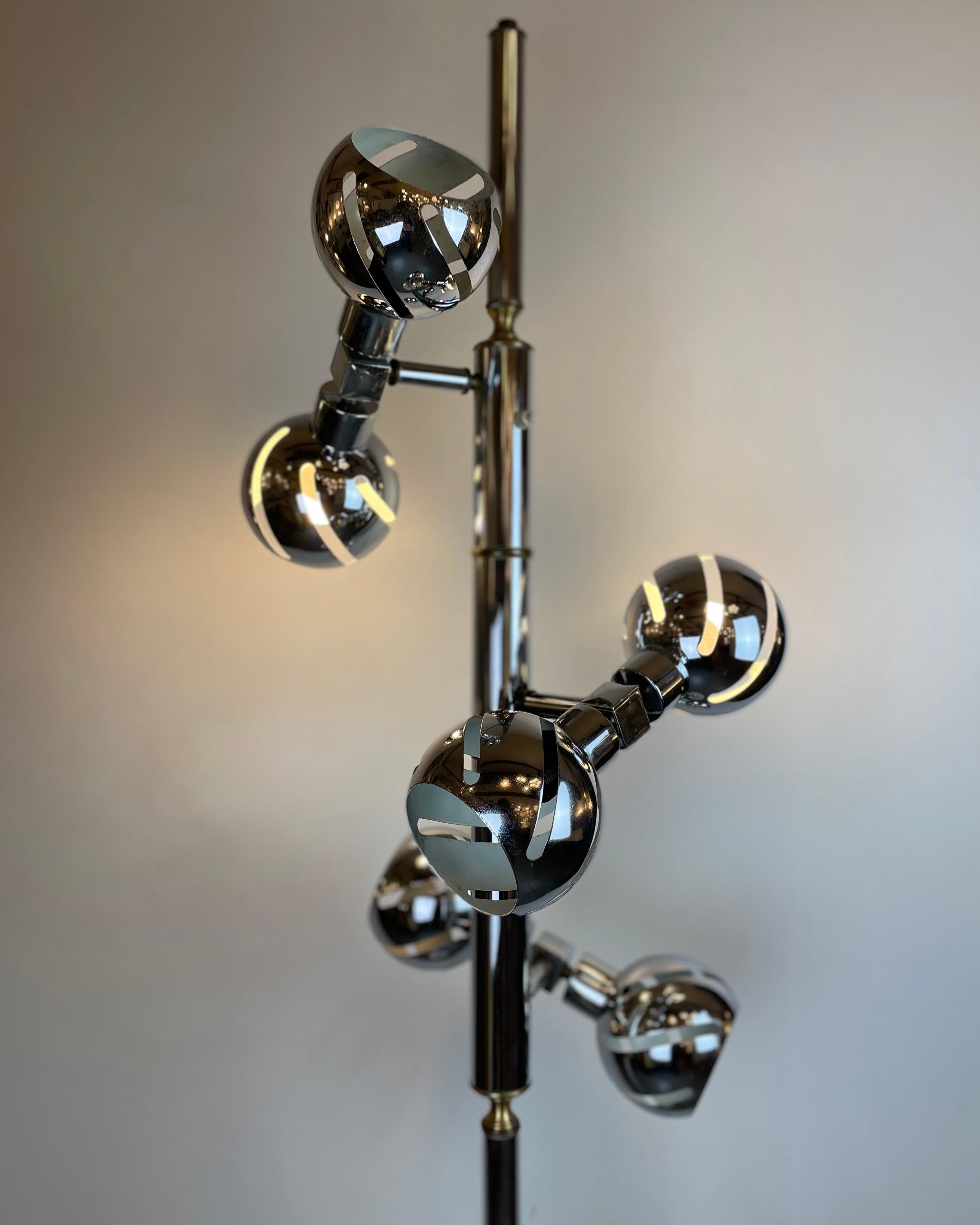 Lampadaire italien de l'ère spatiale, 1970 État moyen - En vente à Brussel, BE