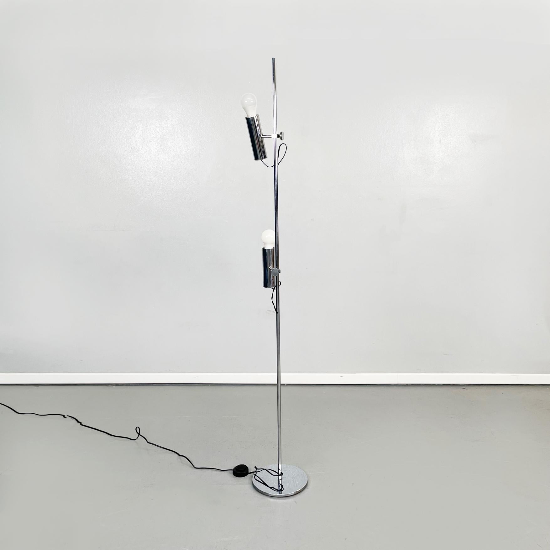 Italian space age Floor lamp in chromed metal, 1970s
Floor lamp with 2 adjustable lights with round base in chromed metal. The central structure is composed of a metal rod on which the two lamps are placed.

1970s.

Very good conditions, light