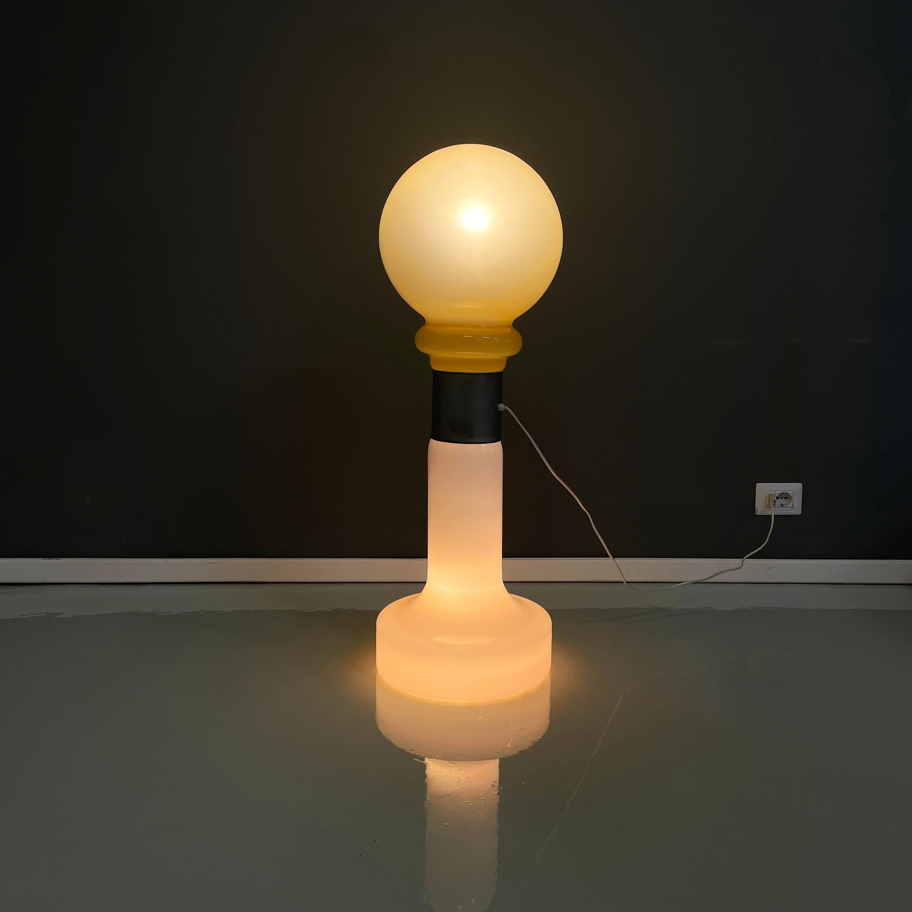 Italian space age Floor lamp in Murano glass metal by Carlo Nason for Mazzega, 1970s
Floor lamp with double Murano glass diffuser. The upper part diffuser is spherical and made of yellow glass. The diffuser in the lower part has a round base made of