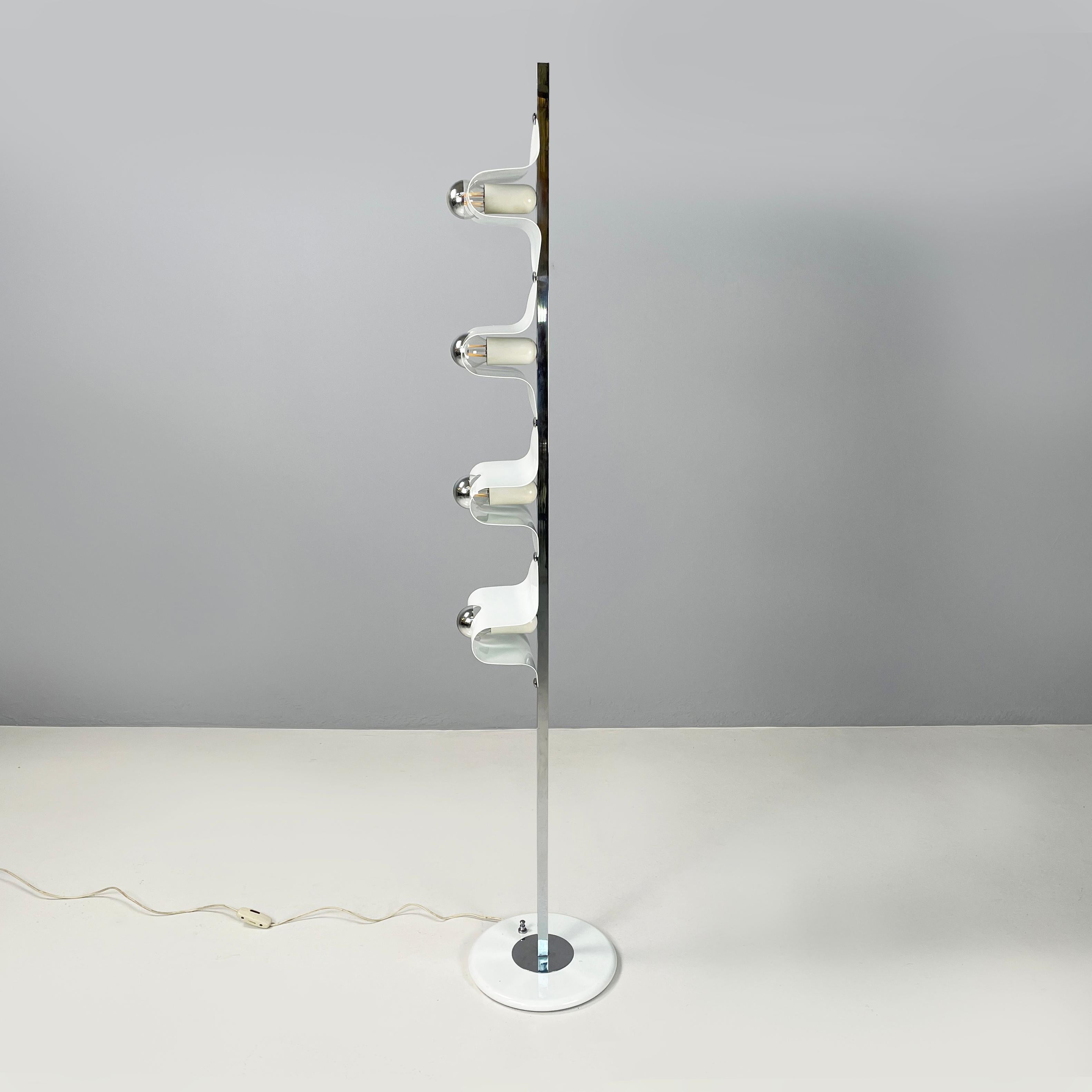 Italian space age Floor lamp in white metal, 1970s In Good Condition For Sale In MIlano, IT