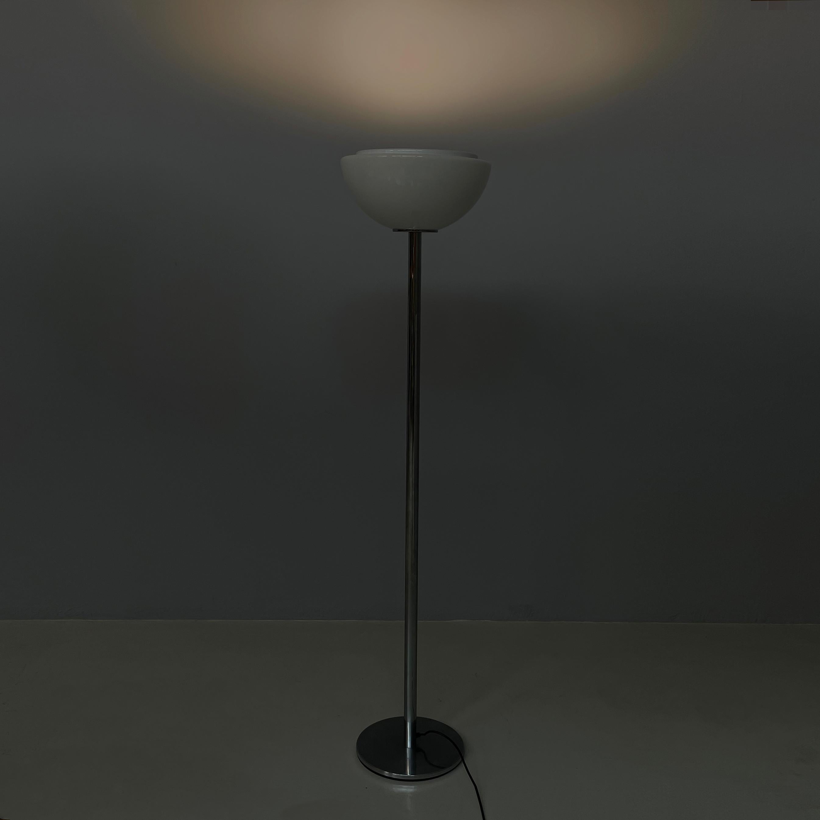 Italian space age Floor lamp in white metal, metal and opaline glass, 1970s
Floor lamp with hemisphere lampshade, externally in opaline glass and internally in white painted metal. The structure is in metal with a round section. Round metal