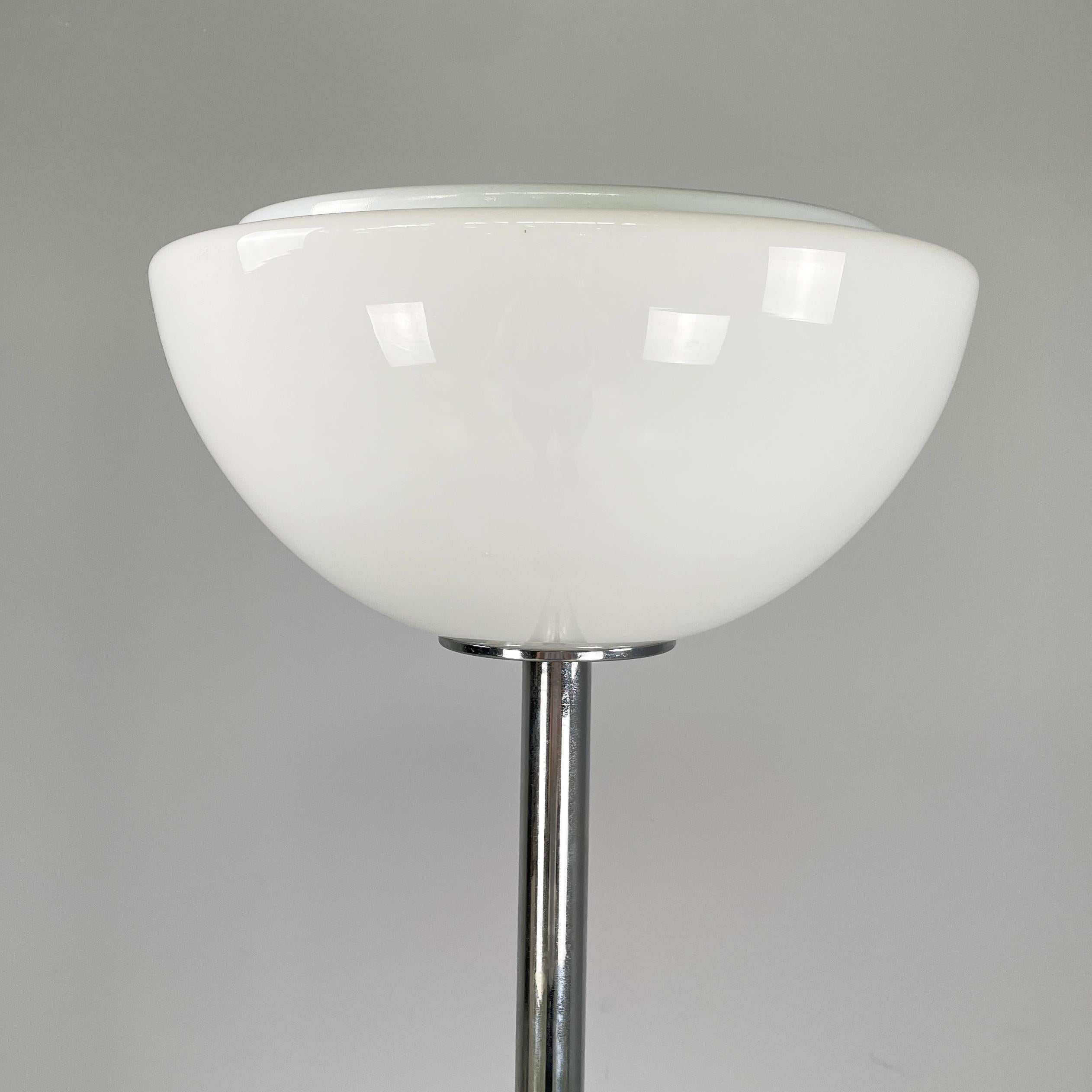 Italian space age Floor lamp in white metal, metal and opaline glass, 1970s In Good Condition For Sale In MIlano, IT