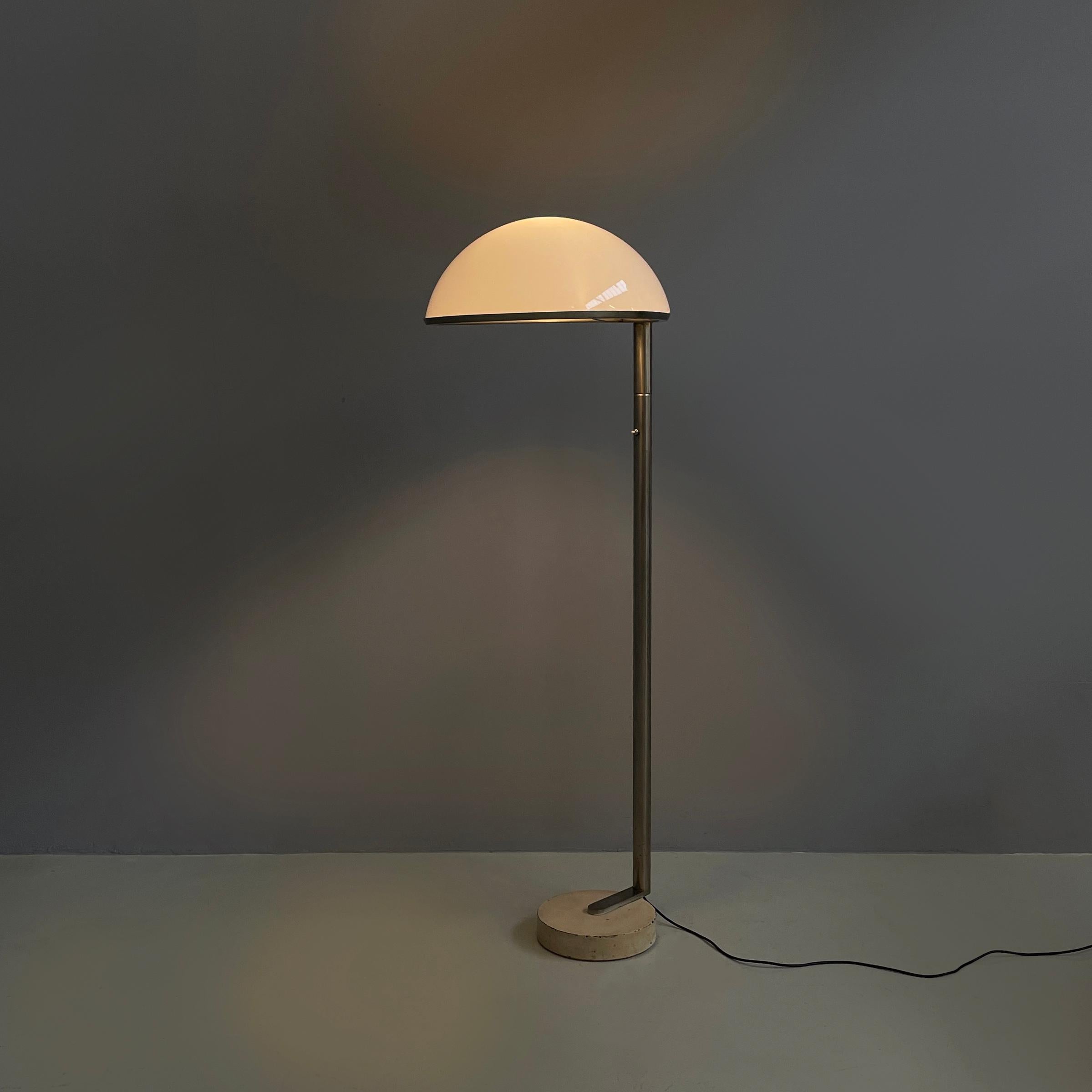 Italian space age Floor lamp in white plastic and metal by Arteluce, 1970s In Good Condition For Sale In MIlano, IT