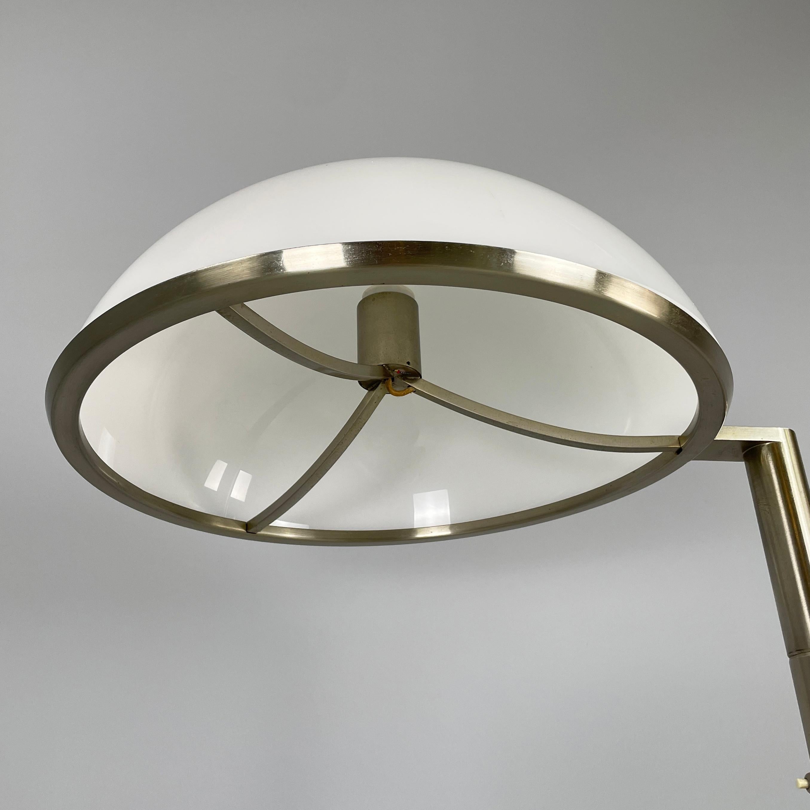 Italian space age Floor lamp in white plastic and metal by Arteluce, 1970s For Sale 1