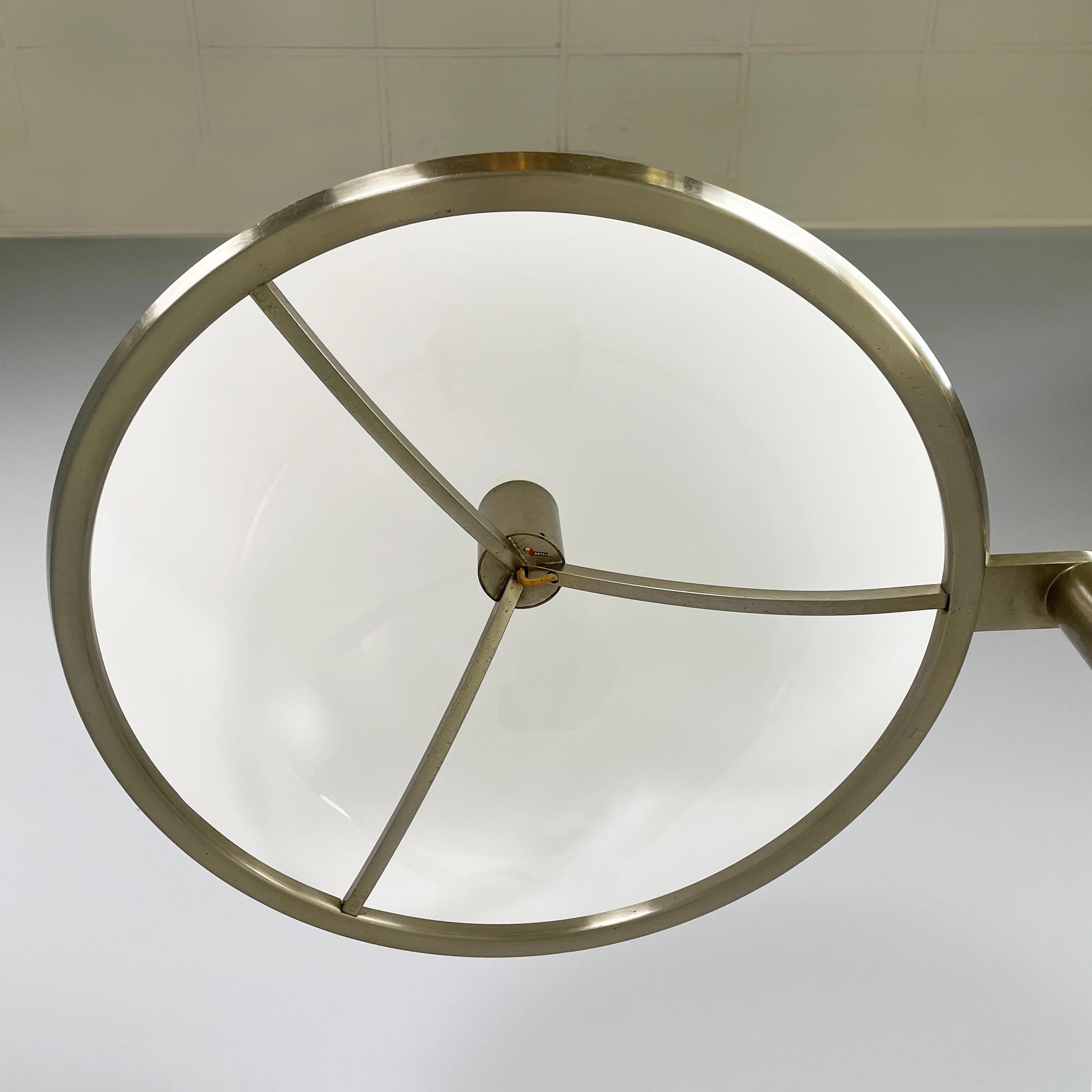 Italian space age Floor lamp in white plastic and metal by Arteluce, 1970s For Sale 2