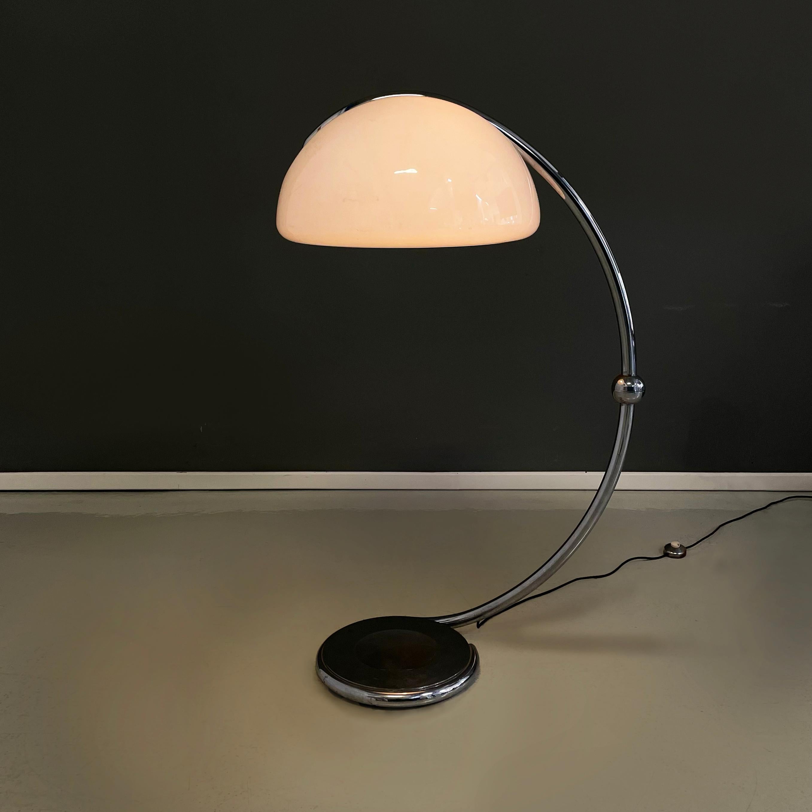 Italian space age Floor lamp Serpente by Elio Martinelli for Martinelli Luce, 1970s
Floor lamp mod. 2131 Serpente with adjustable metal tubular structure. The semi-spherical lampshade is in opaline plexiglass. The rounded structure has a pin in the