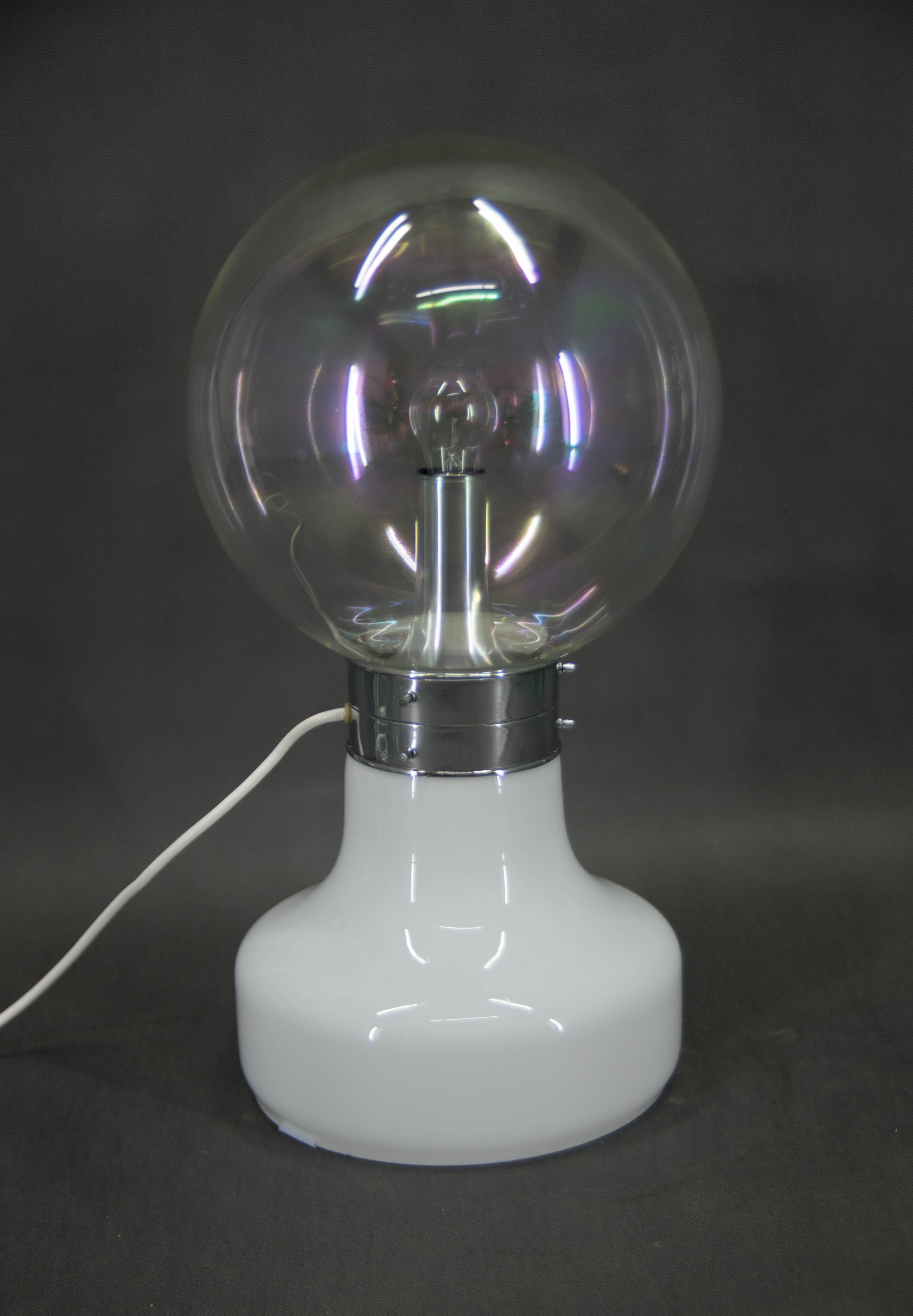 Lampadaire ou lampe de table attribué à Carlo Nason et Mazzega.
Fabriqué en Italie dans les années 1970.
L'interrupteur bidirectionnel permet d'allumer l'ampoule supérieure, l'ampoule inférieure ou les deux ampoules.
2x40W, ampoules E25-E27
Très bon
