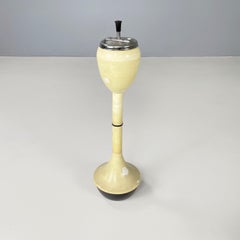 Italian space age floor snap ashtray 320 in white and black plastic, 1970s