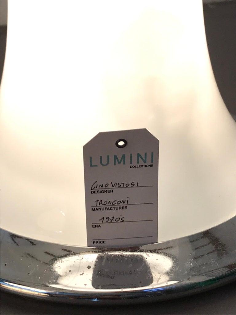 Superbe lampadaire à deux niveaux, fabriqué par Vistosi Italie, vers 1970. Cette belle pièce a une base en métal chromé et des anneaux qui retiennent le verre. Il contient cinq ampoules qui peuvent être allumées séparément. Il attirera tous les