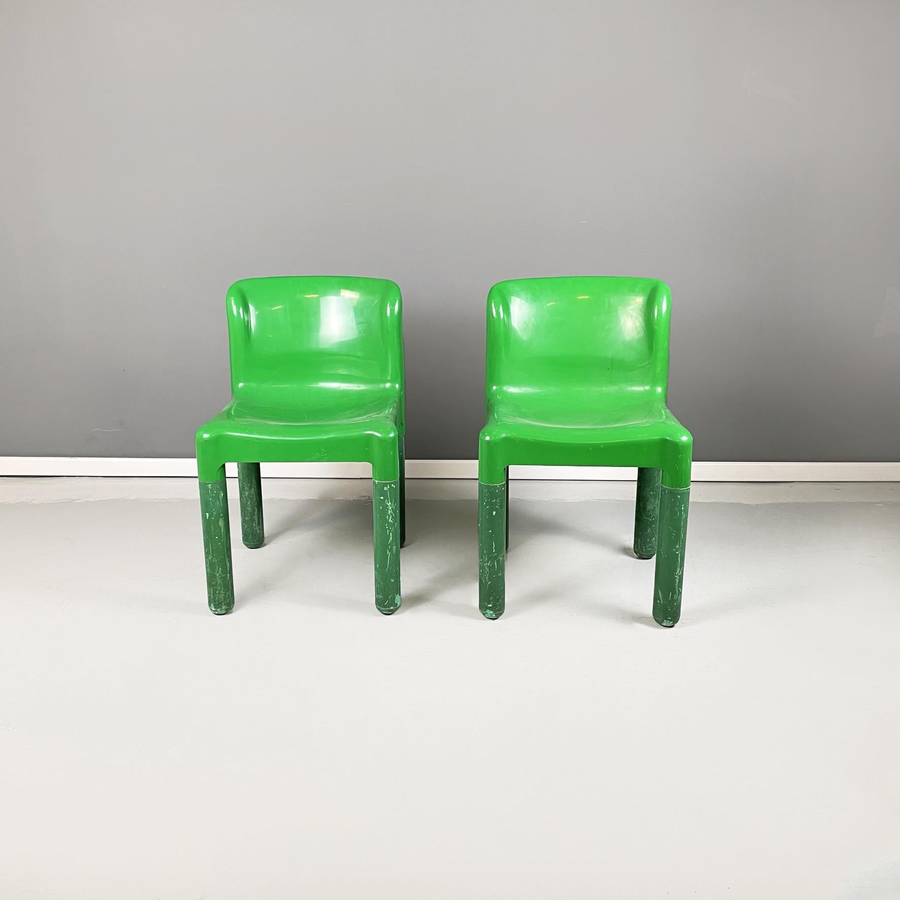 Italian Space Age green plastic chairs mod. 4875 by Carlo Bartoli for Kartell, 1970s
Pair of chairs mod. 4875 with rounded seat and back, in bright green plastic. The round section chair legs are removable.
They were produced by Kartell in 1970s