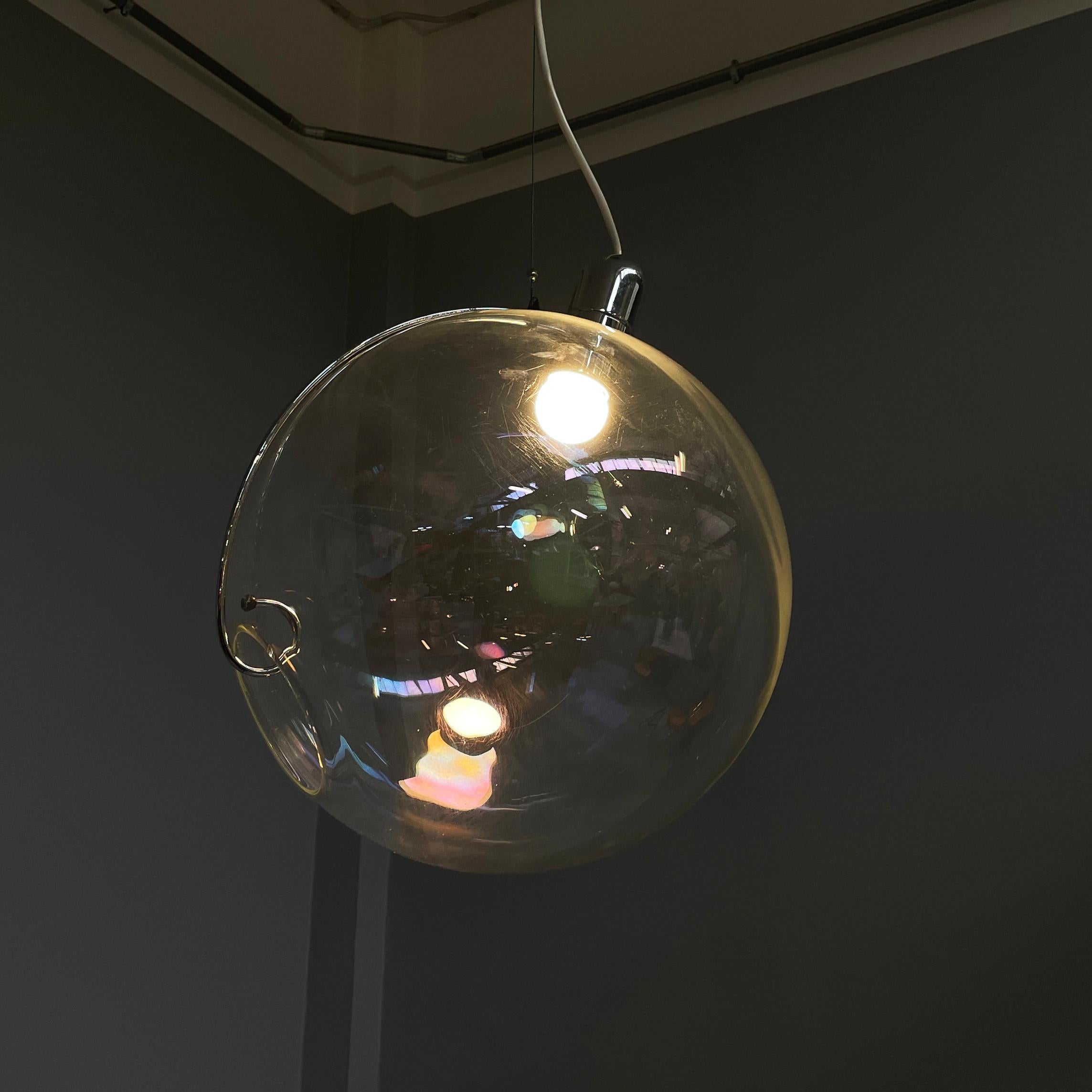 Lampadario italiano in vetro iridescente dell'era spaziale Sona di Carlo Nason per Lumenform, anni '70
Lampadario mod. Sona con diffusore regolabile e sferico in vetro iridescente. Da un lato il diffusore ha un foro, dall'altro la lampadina. Dalla