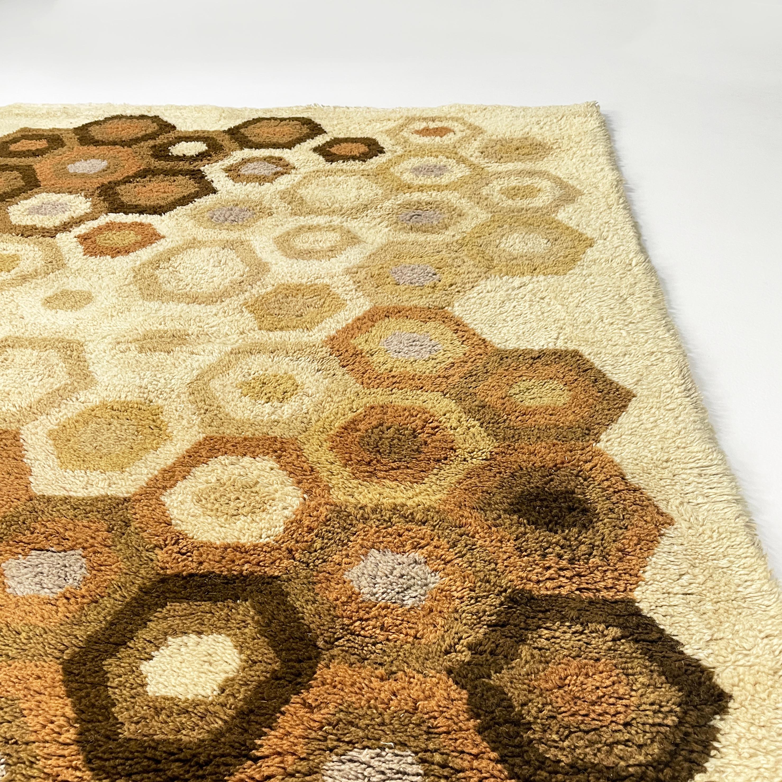 Space Age Italian space age Long pile geometrical carpet in wool with beehive design 1970s For Sale