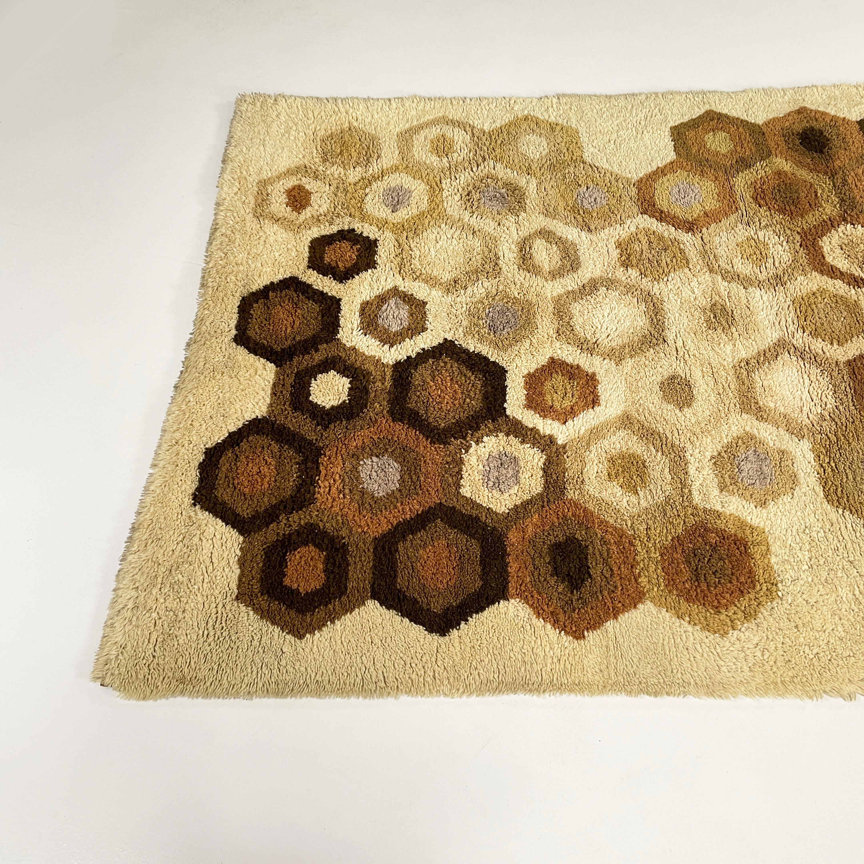 Long pile geometrischer italienischer Teppich aus Wolle mit Bienenholz-Design, Raumzeitalter, 1970er Jahre (Italian) im Angebot