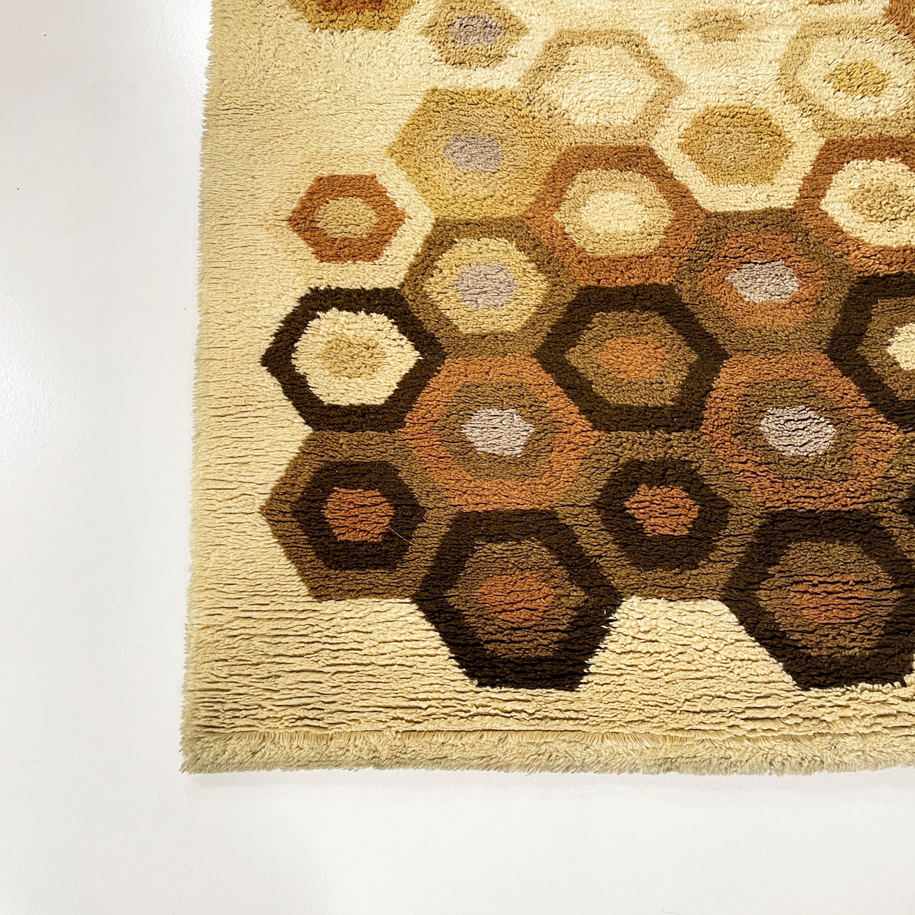 Long pile geometrischer italienischer Teppich aus Wolle mit Bienenholz-Design, Raumzeitalter, 1970er Jahre im Zustand „Gut“ im Angebot in MIlano, IT