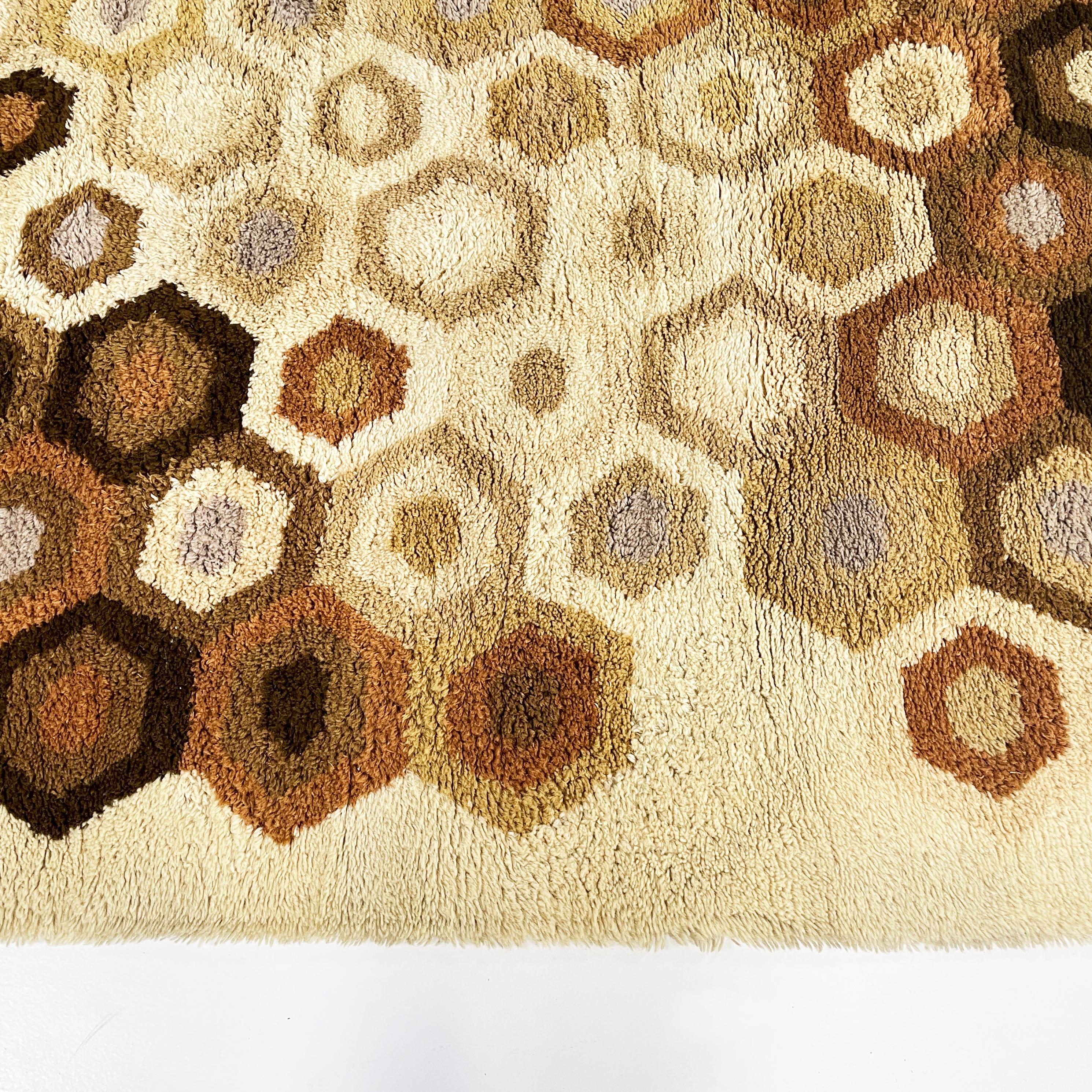 Long pile geometrischer italienischer Teppich aus Wolle mit Bienenholz-Design, Raumzeitalter, 1970er Jahre (Late 20th Century) im Angebot