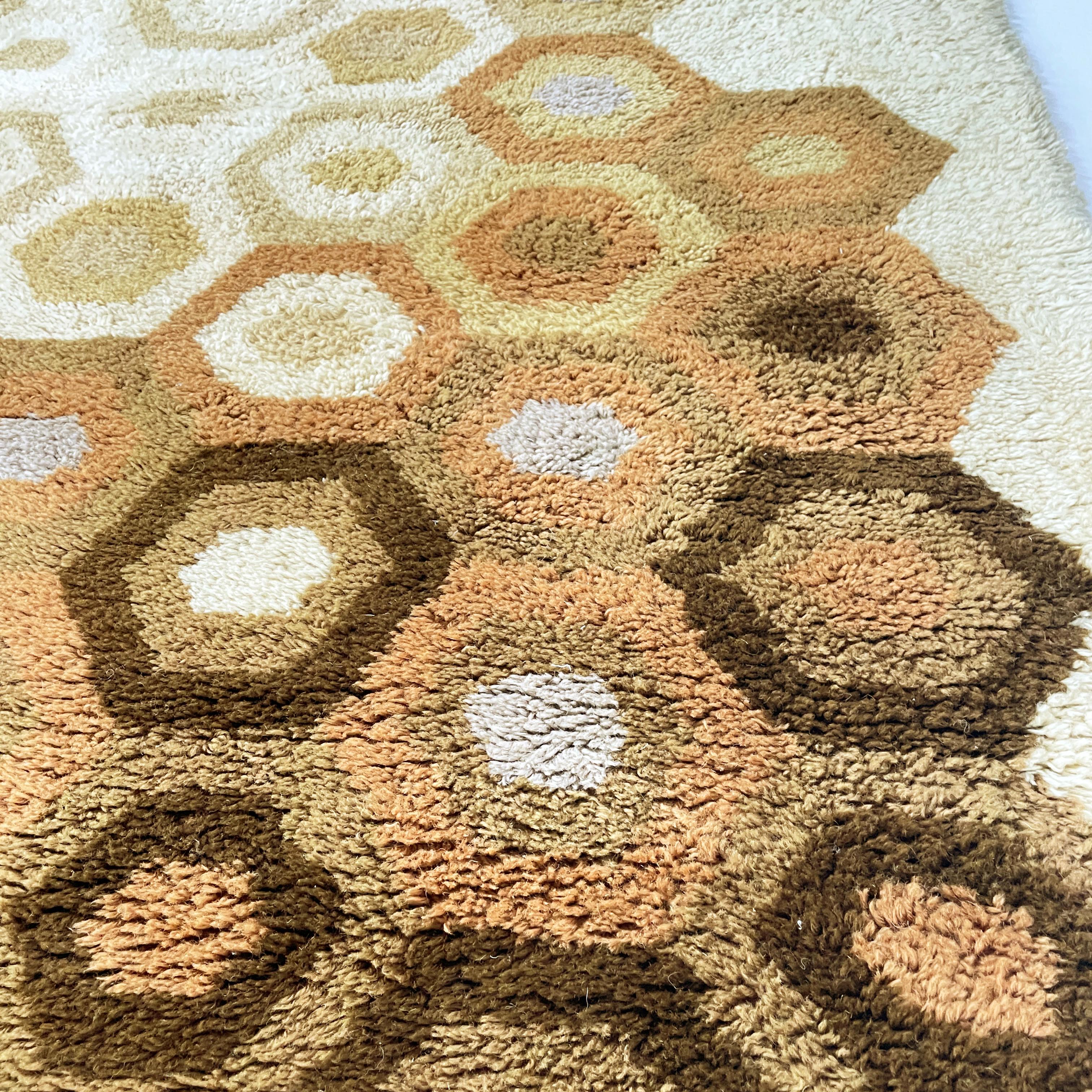 Italian space age Long pile geometrical carpet in wool with beehive design 1970s For Sale 1