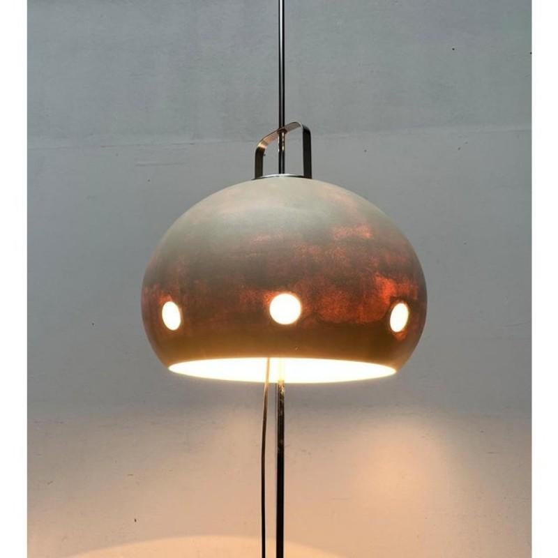 Italienische Space Age Stehleuchte von Guzzini. Hier in einer Sonderausführung mit einem von einem Künstler gestalteten Farbton.

Der große Ballonschirm ist in der Regel durchsichtig. Die Oberfläche dieses Einzelstücks wurde mit hellgrauer Farbe