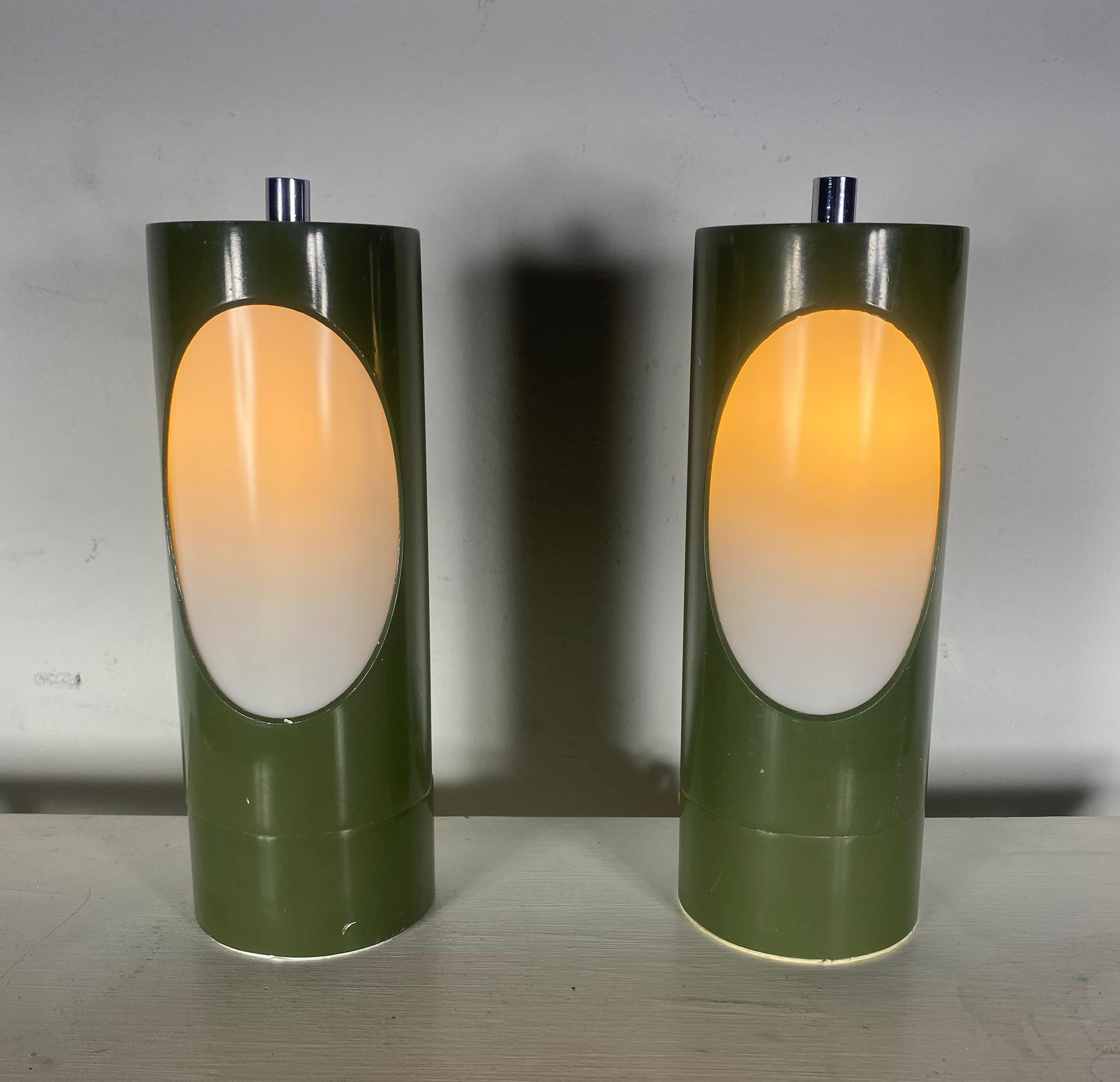 Milieu du XXe siècle Lampes de table cylindriques italiennes de l'ère spatiale par Reggiani, années 1960 en vente