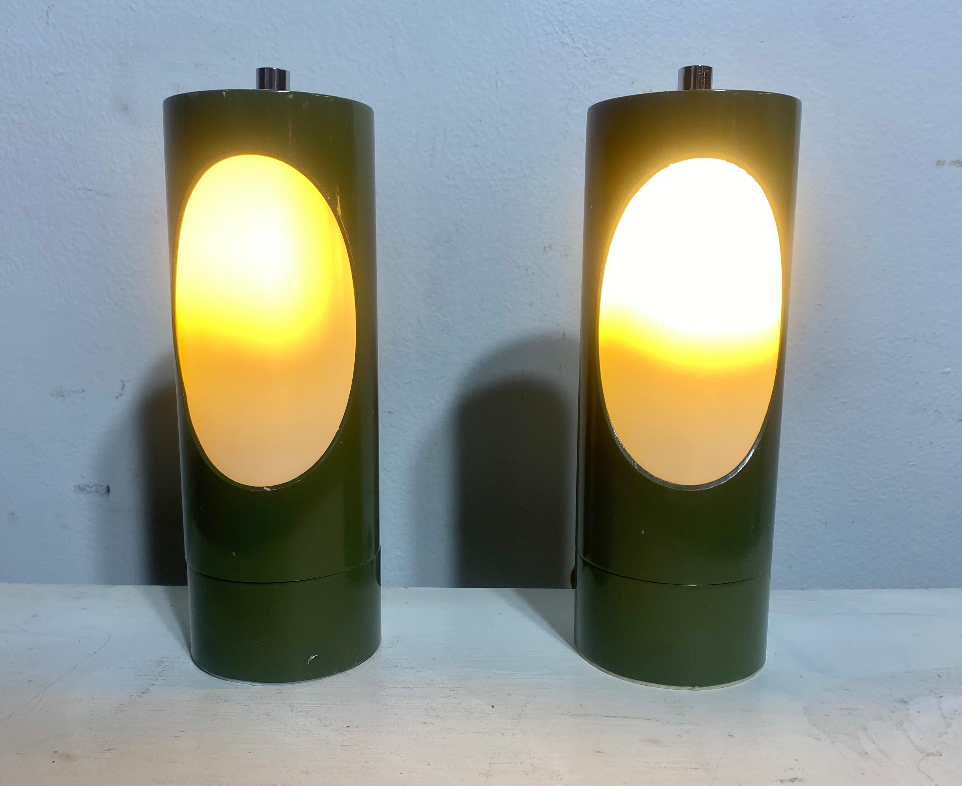 Lampes de table cylindriques italiennes de l'ère spatiale par Reggiani, années 1960 en vente 1