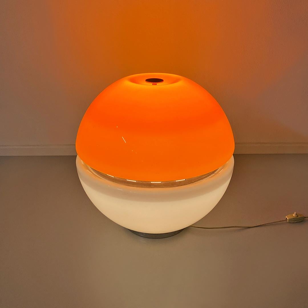 Italian space age spherical metal, orange plastic and white opaline glass table lamp, 1970s.
Space Age table lamp, spherical in shape, composed of two opaline glass hemispheres, one white and the other orange, with chromed steel