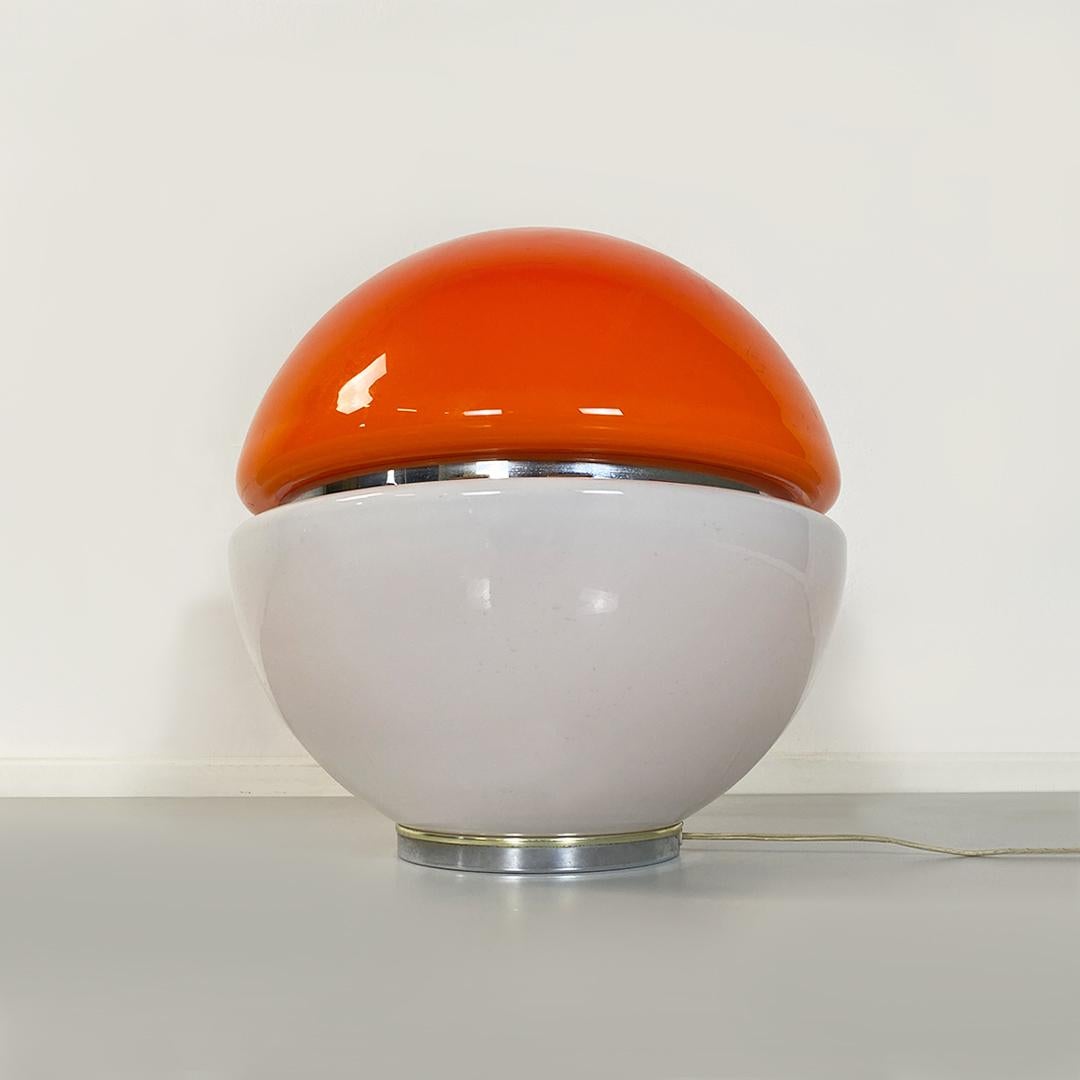 Métal Lampe de bureau italienne de l'ère spatiale en métal, plastique orange et verre opalin blanc, années 1970 en vente