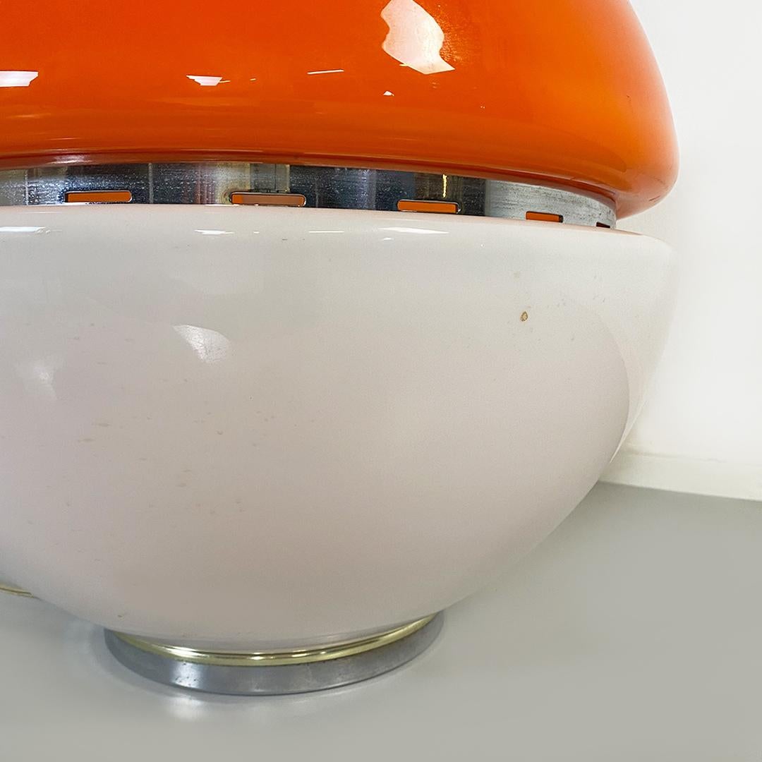 Lampe de bureau italienne de l'ère spatiale en métal, plastique orange et verre opalin blanc, années 1970 en vente 1