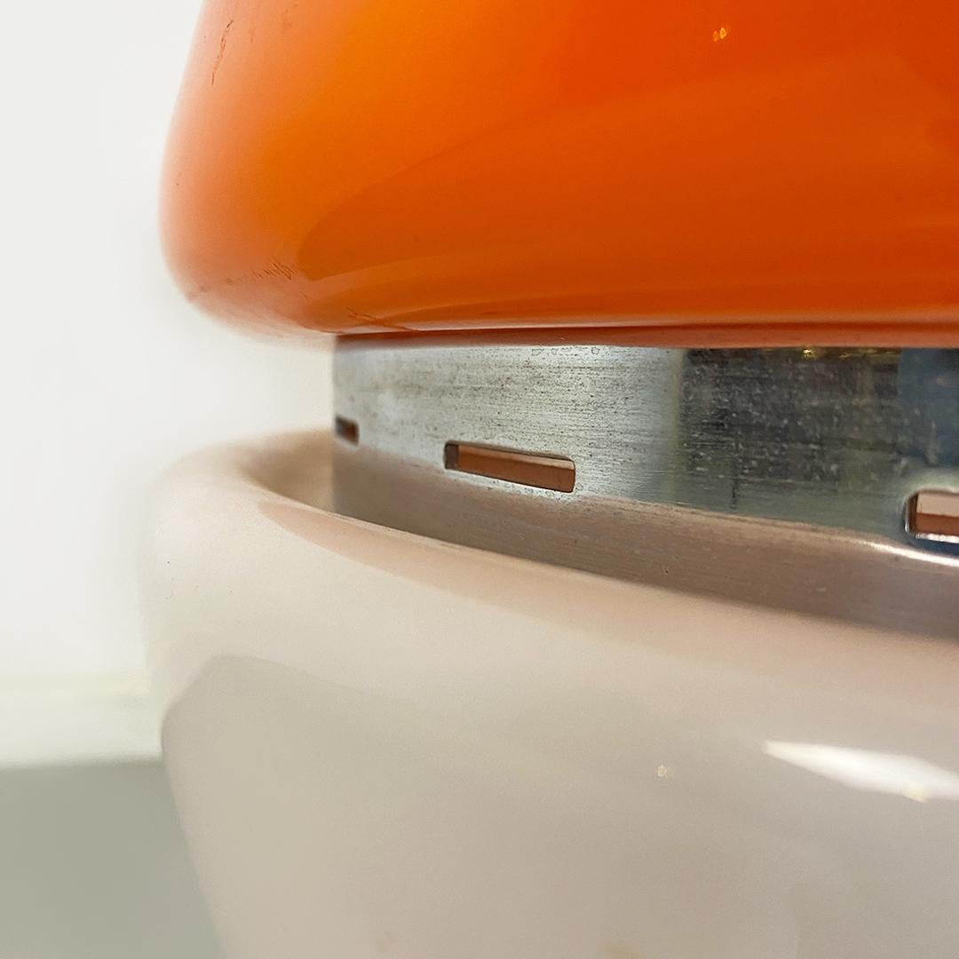 Lampe de bureau italienne de l'ère spatiale en métal, plastique orange et verre opalin blanc, années 1970 en vente 2