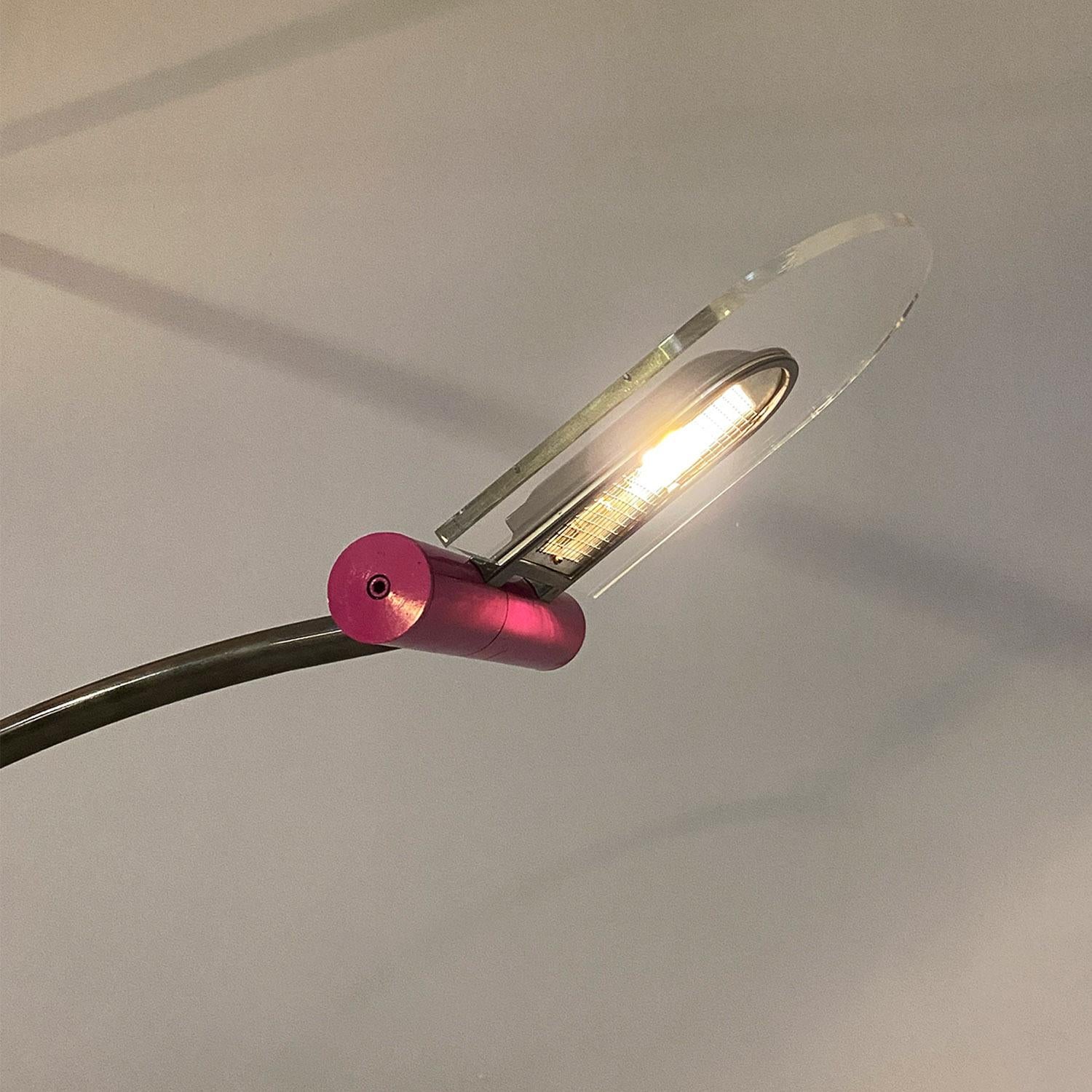 Lampadaire italien de l'ère spatiale en métal, plexiglas et marbre, arc violet noir, années 1980. en vente 4