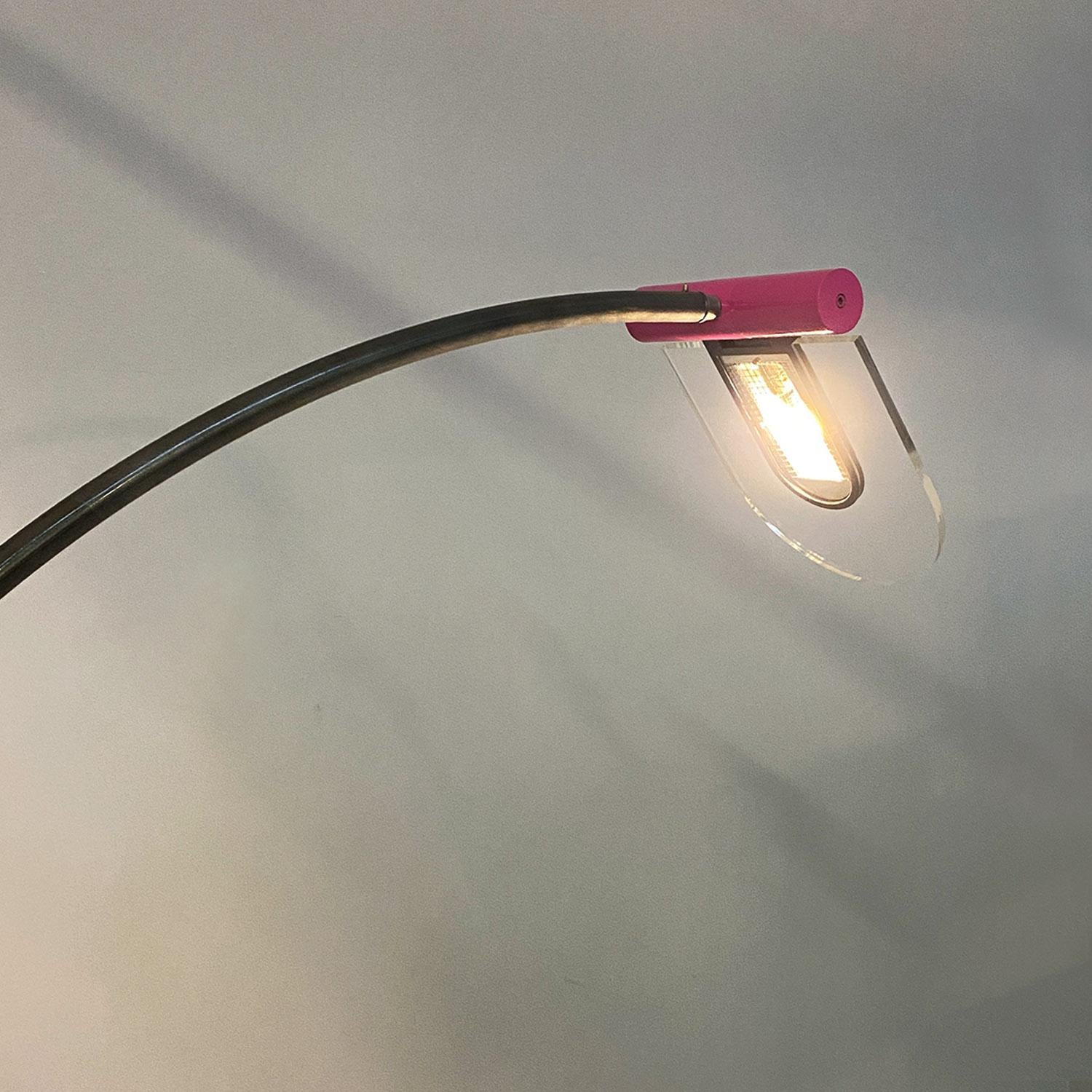 Lampadaire italien de l'ère spatiale en métal, plexiglas et marbre, arc violet noir, années 1980. en vente 6