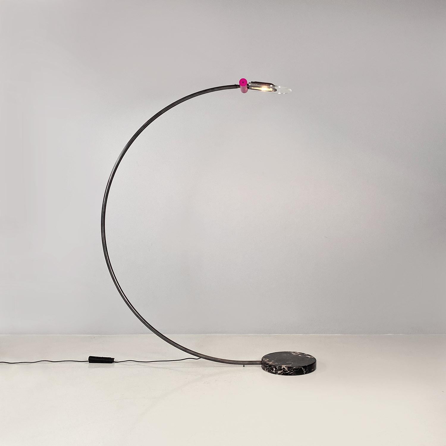 Lampadaire italien de l'ère spatiale en métal, plexiglas et marbre, arc noir et violet des années 1980.
Lampe à arc avec structure métallique tubulaire incurvée, avec abat-jour réglable, composé d'une feuille de plexiglas de forme géométrique et