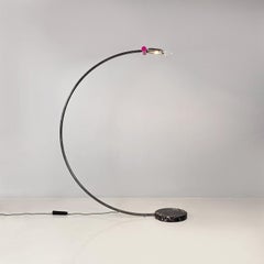 Lampada da terra italiana ad arco in metallo, plexiglass e marmo nero violetto, anni '80
