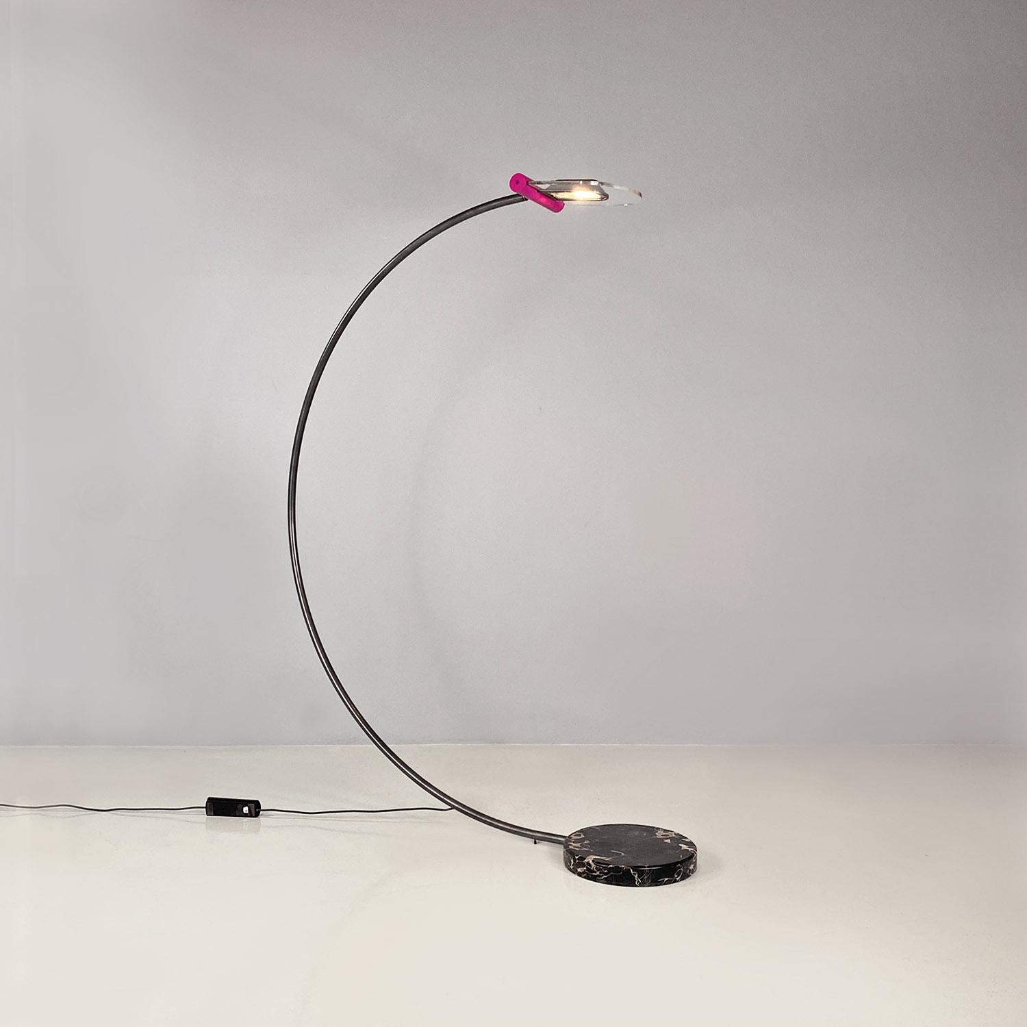Ère spatiale Lampadaire italien de l'ère spatiale en métal, plexiglas et marbre, arc violet noir, années 1980. en vente