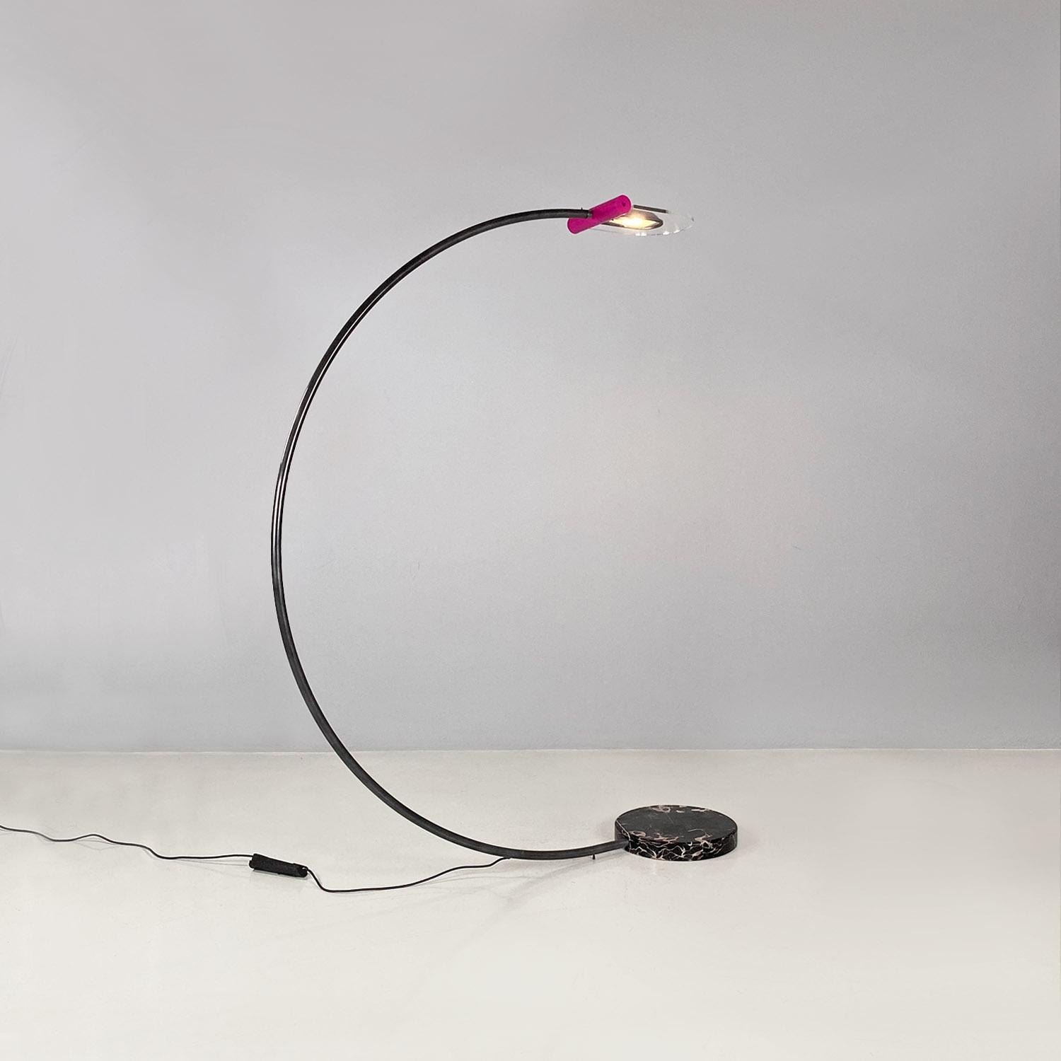 Lampadaire italien de l'ère spatiale en métal, plexiglas et marbre, arc violet noir, années 1980. Bon état - En vente à MIlano, IT