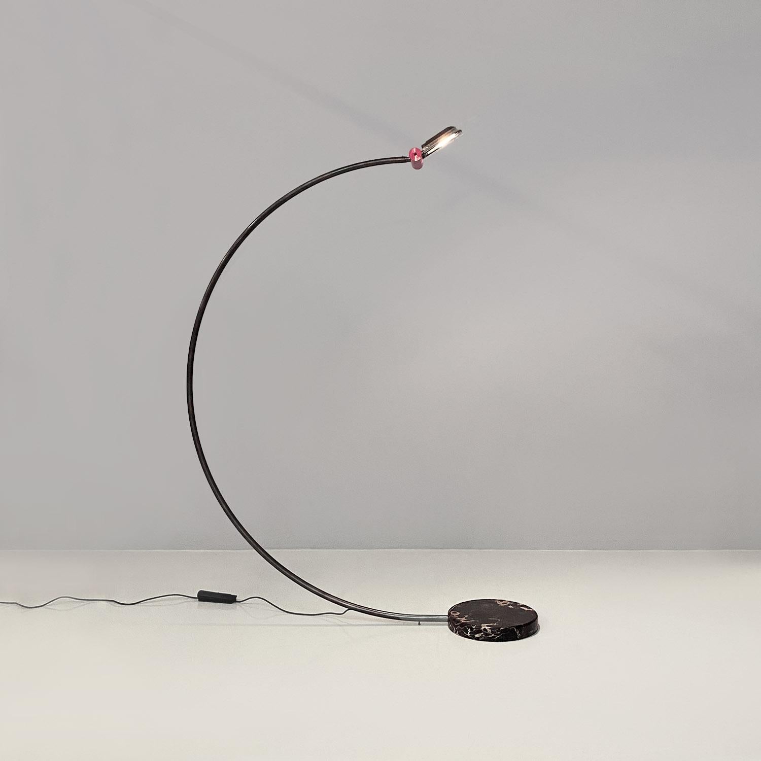 Fin du 20e siècle Lampadaire italien de l'ère spatiale en métal, plexiglas et marbre, arc violet noir, années 1980. en vente