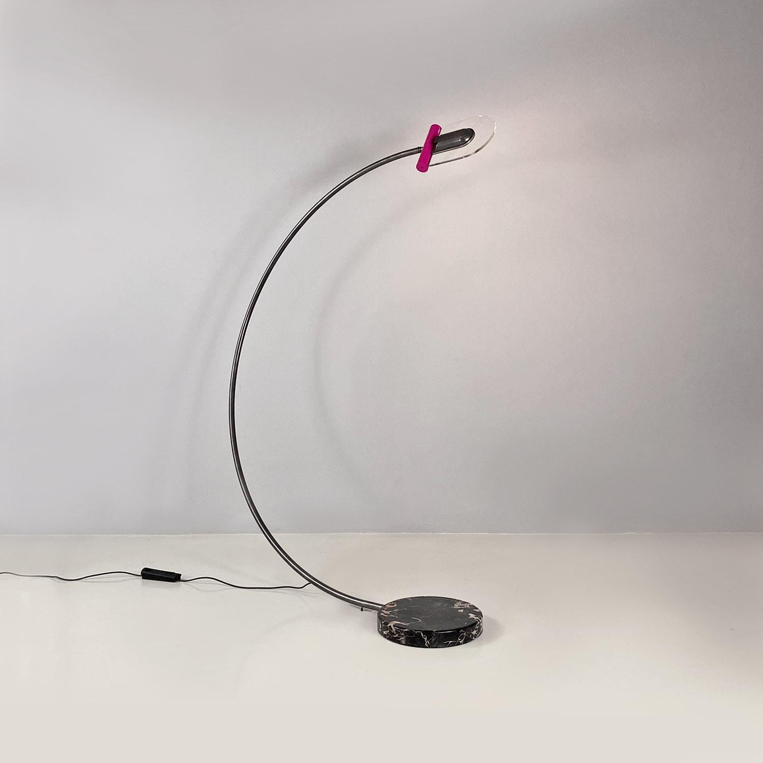 Métal Lampadaire italien de l'ère spatiale en métal, plexiglas et marbre, arc violet noir, années 1980. en vente