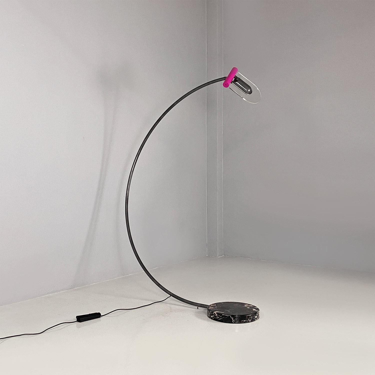 Lampadaire italien de l'ère spatiale en métal, plexiglas et marbre, arc violet noir, années 1980. en vente 1