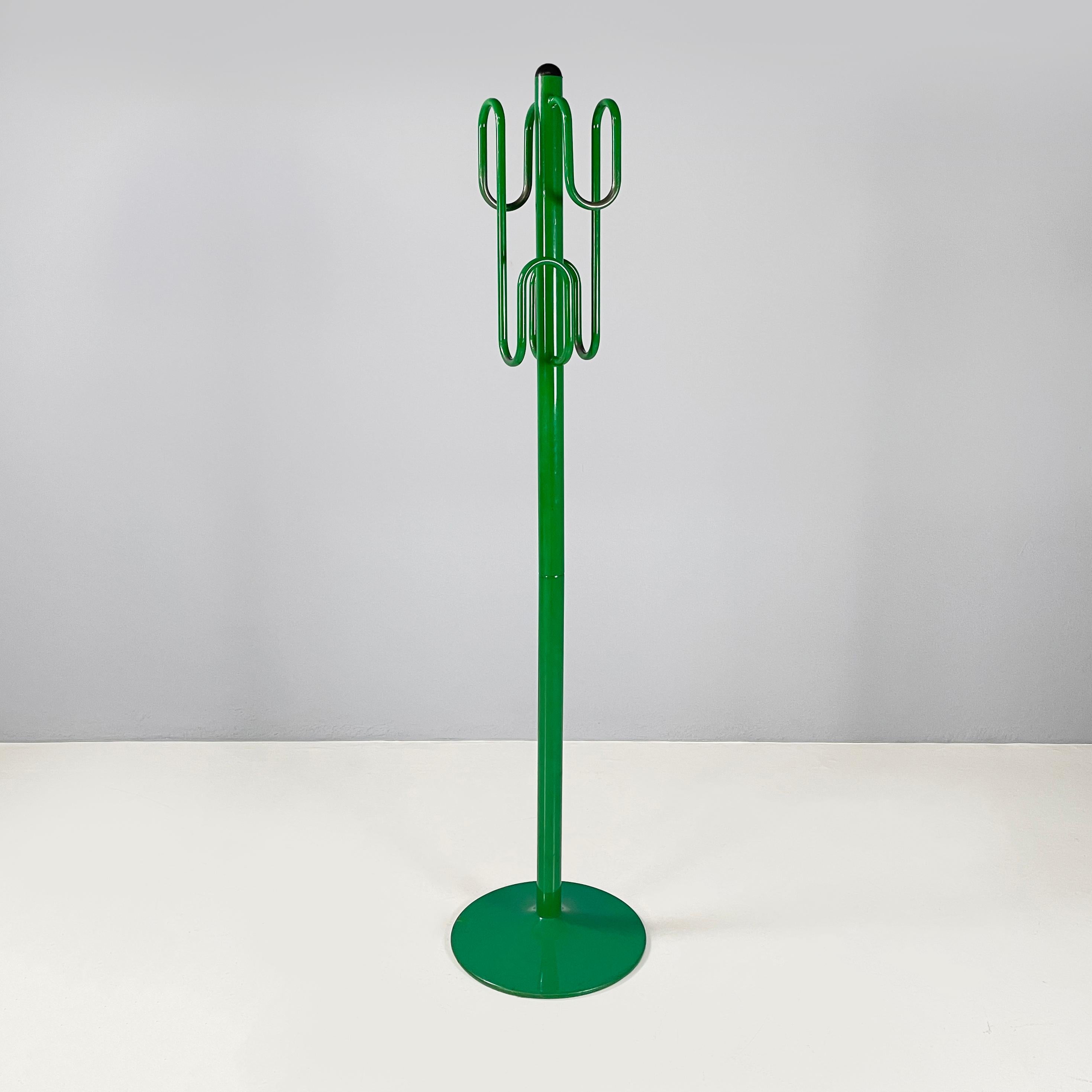 Italian space age modern floor coat hanger in green metal, 1970s
Floor coat hanger with round base in bright green painted metal. In the upper part it has curved metal rods, which act as hooks. Black plastic finish on top. Tubular metal structure.
