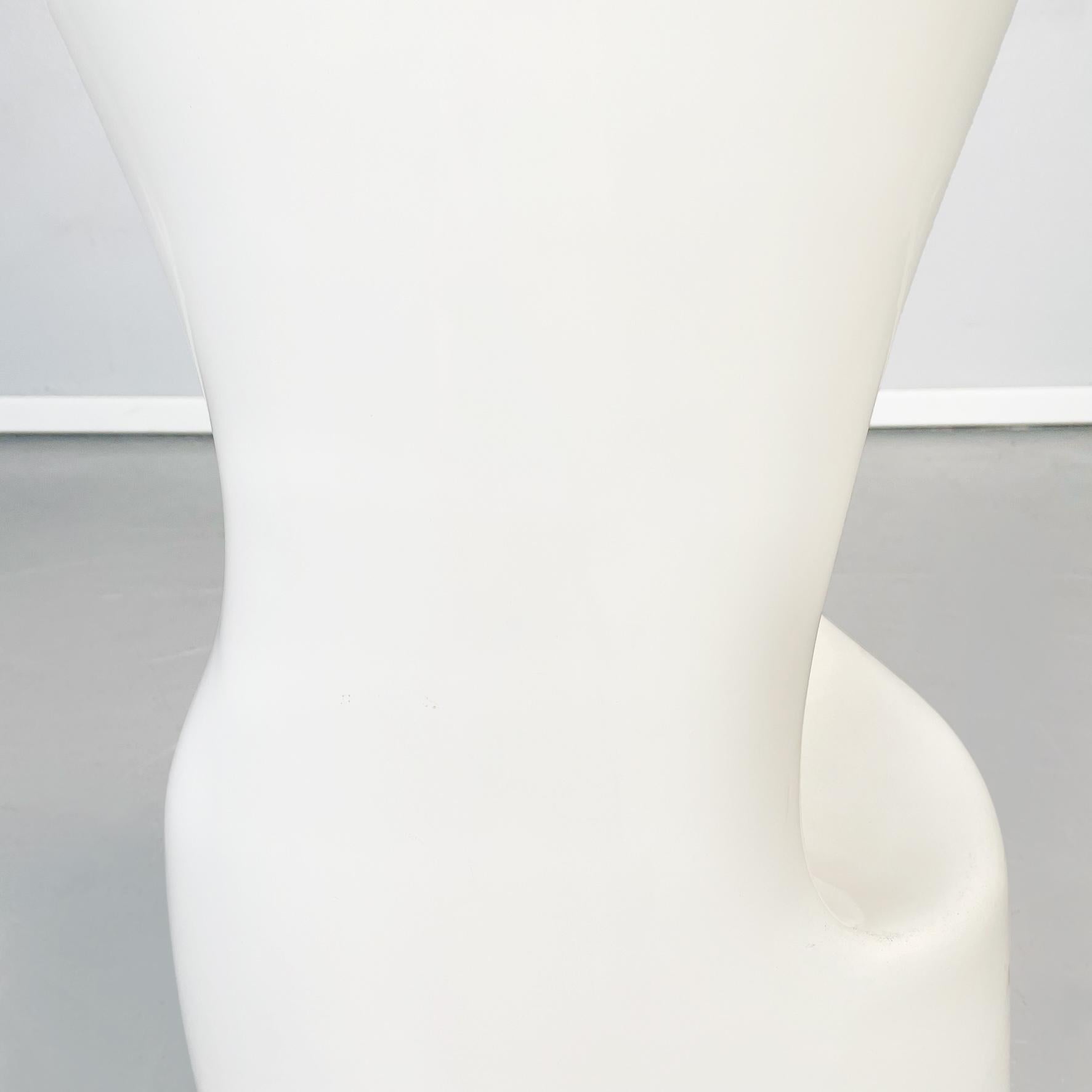 Tabouret italien moderne de l'ère spatiale avec repose-pieds en plastique blanc, années 2000 en vente 5