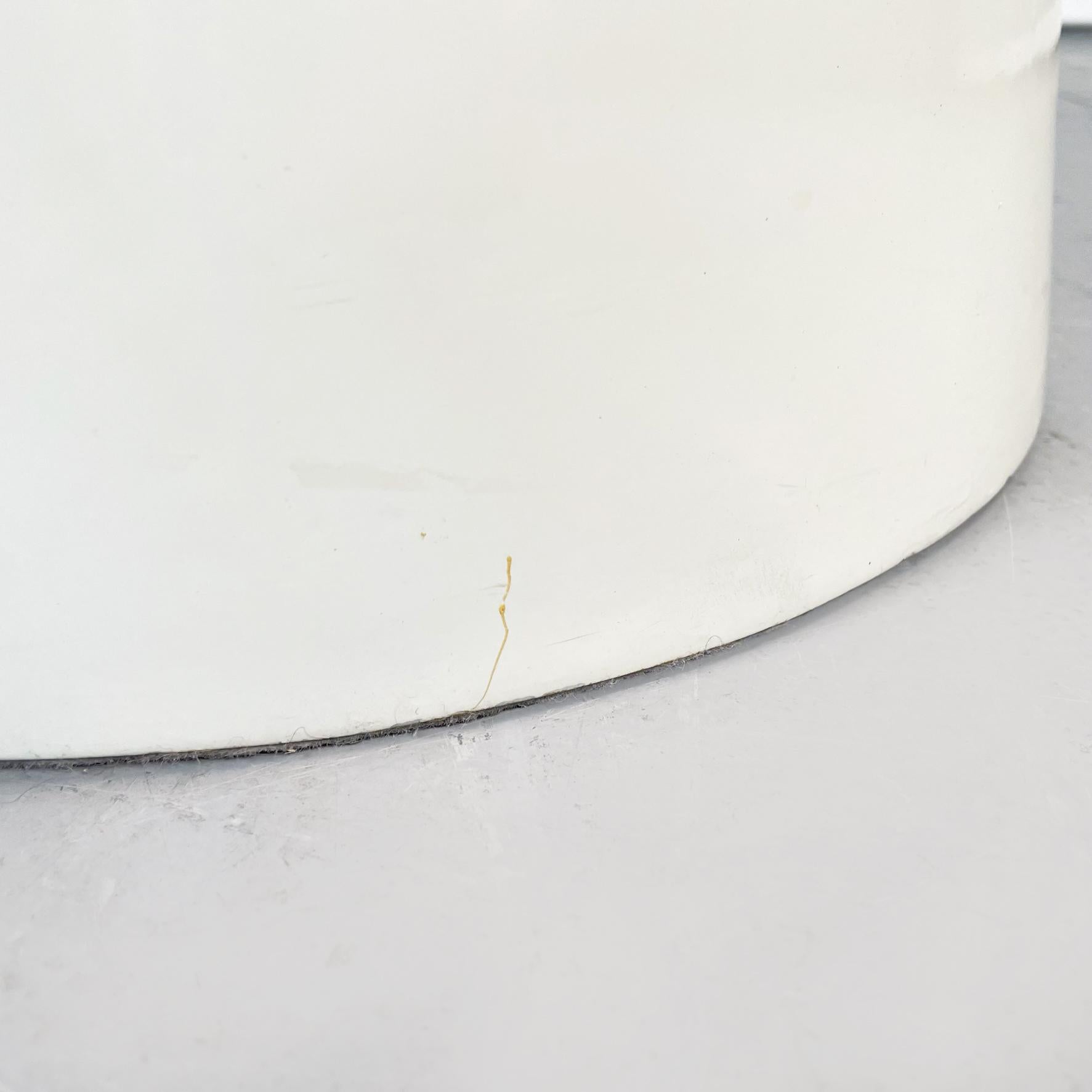 Tabouret italien moderne de l'ère spatiale avec repose-pieds en plastique blanc, années 2000 en vente 6