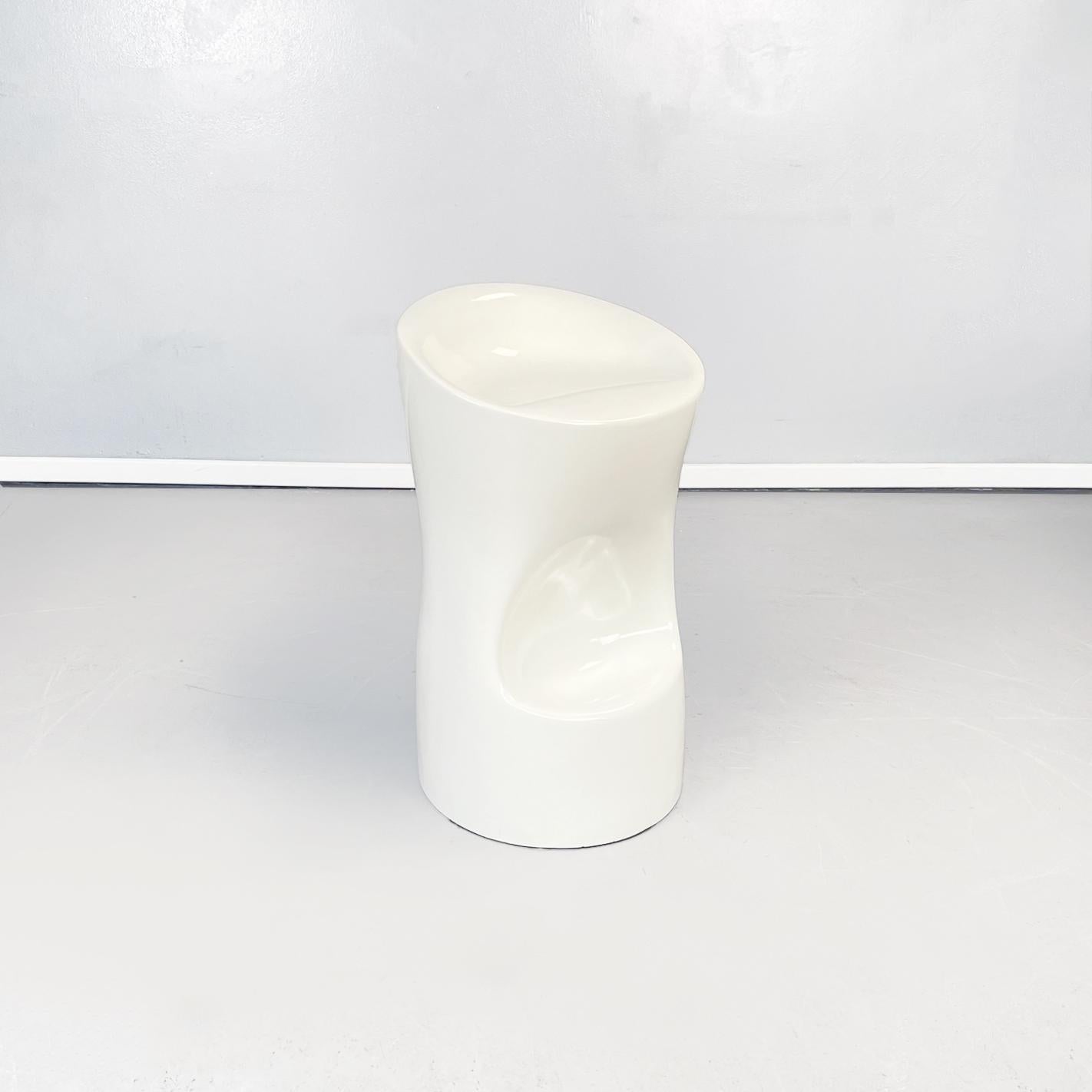 Italian space age modern Stool with footrest in white plastic, 2000s
Elegant and modern stool with round base in white plastic. The stool follows the shape of the seat with a soft silhouette. Footrest present at the base. Suitable for bar or high